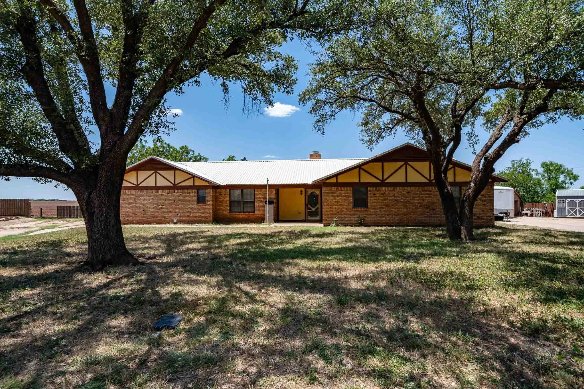 Single Family Residence For Sale in Jones County , 2100 Avenue Q, Anson, Texas 79501, 3 Bedroom, 2 Bathroom, 2 Garage spaces, 1,850 Sqft, built in 1983, mls#21337653, Real Estate Agent in Anson, Homes For Sale in Jones county, Homes For Sale in Anson, Realtor in Anson Texas, Real Estate Brokerage Independent Realty Texas, Luminita Cordes Realtor