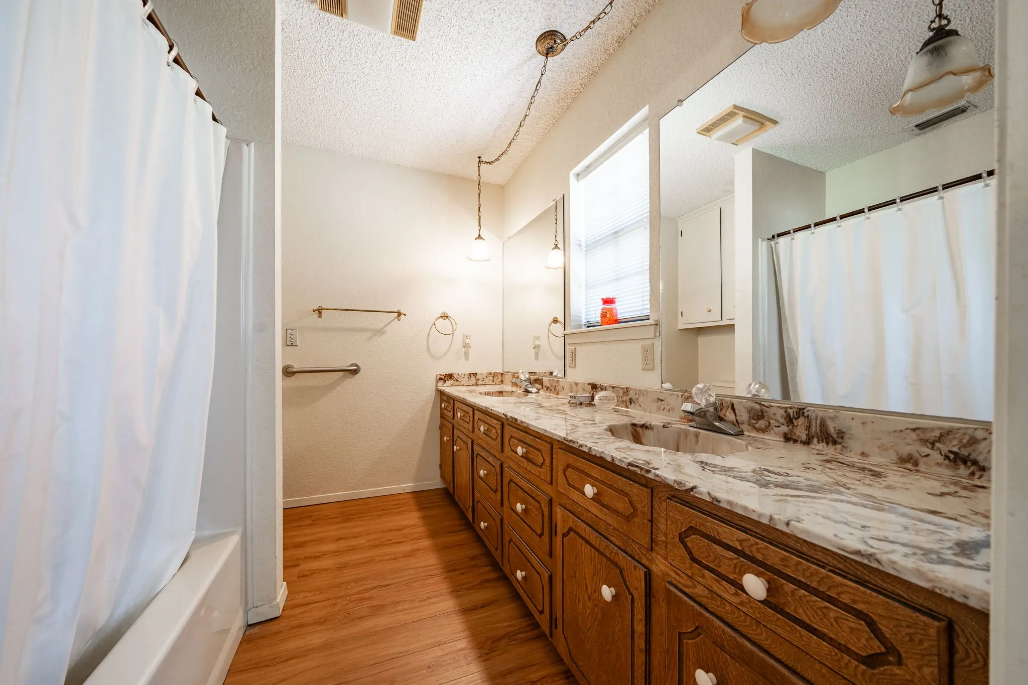 Single Family Residence For Sale in Jones County , 2100 Avenue Q, Anson, Texas 79501, 3 Bedroom, 2 Bathroom, 2 Garage spaces, 1,850 Sqft, built in 1983, mls#21337653, Real Estate Agent in Anson, Homes For Sale in Jones county, Homes For Sale in Anson, Realtor in Anson Texas, Real Estate Brokerage Independent Realty Texas, Luminita Cordes Realtor