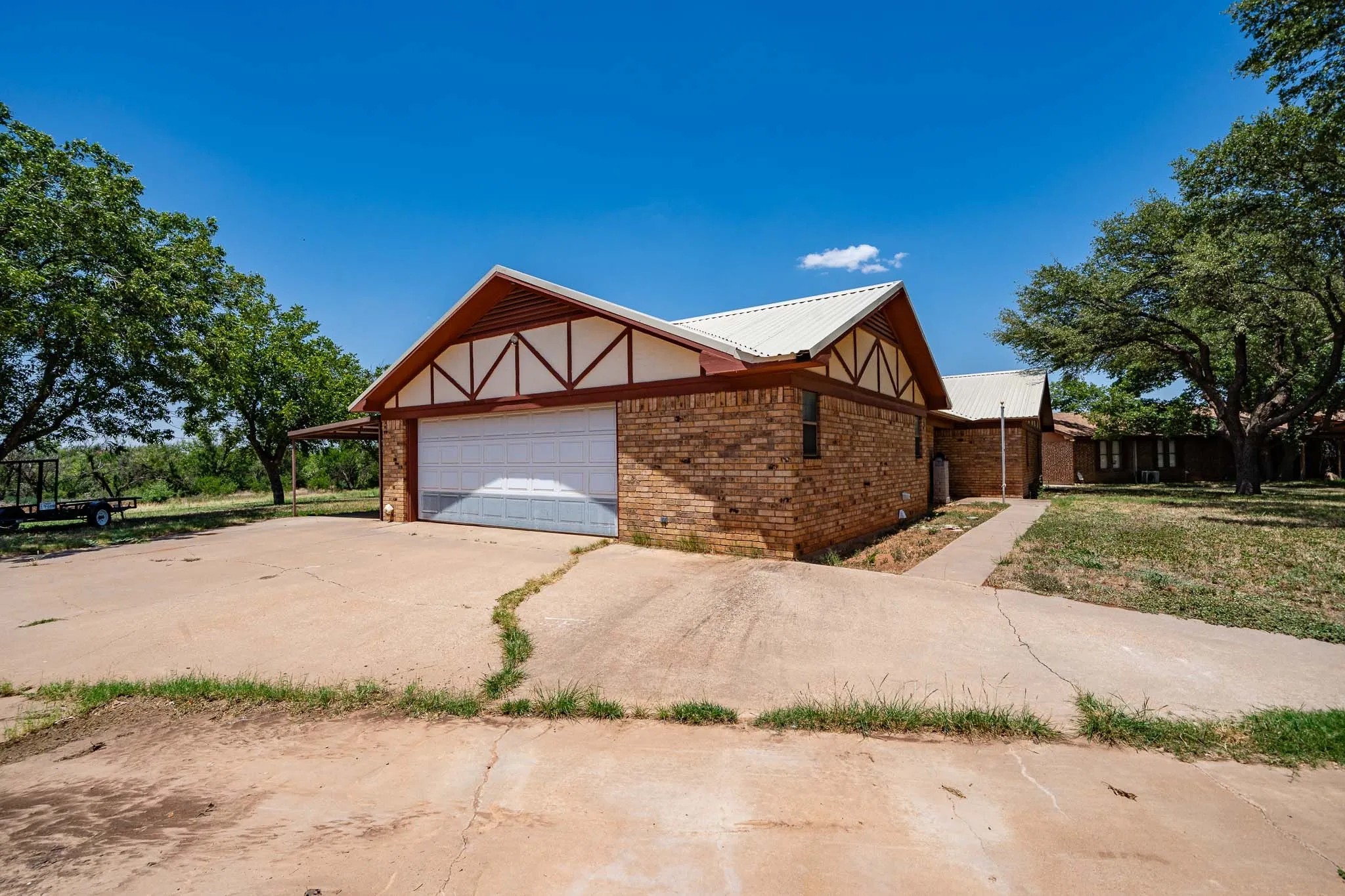 Single Family Residence For Sale in Jones County , 2100 Avenue Q, Anson, Texas 79501, 3 Bedroom, 2 Bathroom, 2 Garage spaces, 1,850 Sqft, built in 1983, mls#21337653, Real Estate Agent in Anson, Homes For Sale in Jones county, Homes For Sale in Anson, Realtor in Anson Texas, Real Estate Brokerage Independent Realty Texas, Luminita Cordes Realtor