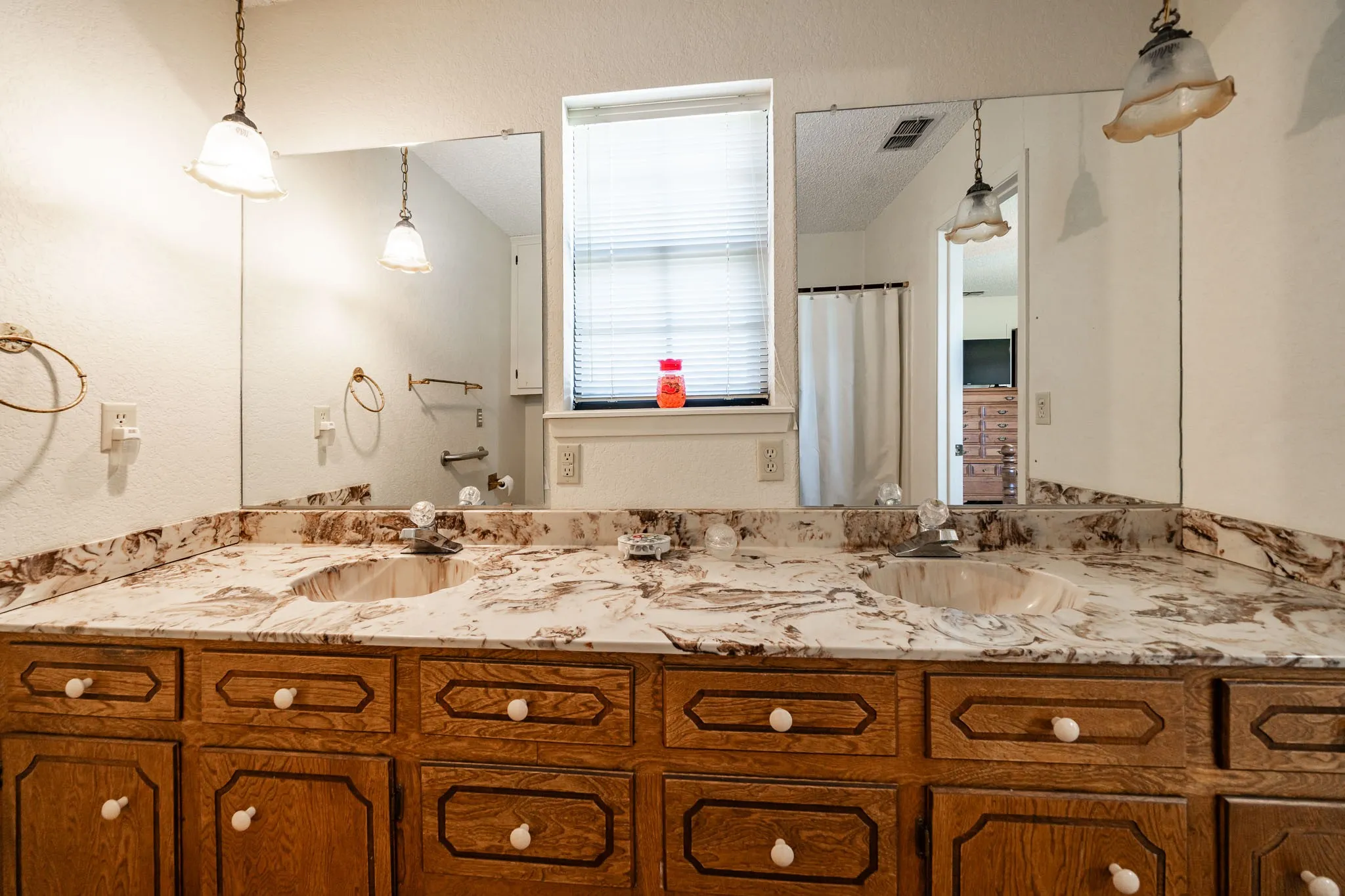 Single Family Residence For Sale in Jones County , 2100 Avenue Q, Anson, Texas 79501, 3 Bedroom, 2 Bathroom, 2 Garage spaces, 1,850 Sqft, built in 1983, mls#21337653, Real Estate Agent in Anson, Homes For Sale in Jones county, Homes For Sale in Anson, Realtor in Anson Texas, Real Estate Brokerage Independent Realty Texas, Luminita Cordes Realtor