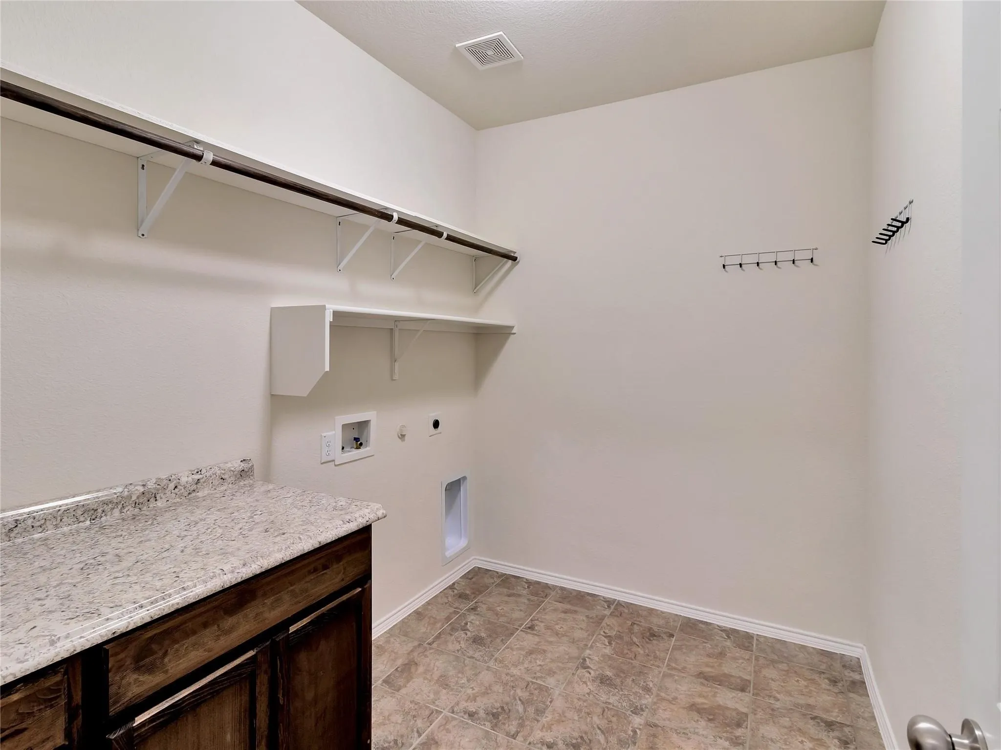 Single Family Residence For Rent in Kaufman County , 2011 Avondown Road, Forney, Texas 75126, 3 Bedroom, 2 Bathroom, 2 Garage spaces, 2,146 Sqft, built in 2018, mls#21337660, Real Estate Agent in Forney, Homes For Rent in Kaufman county, Homes For Rent in Forney, Realtor in Forney Texas, Real Estate Brokerage Independent Realty Texas, Luminita Cordes Realtor