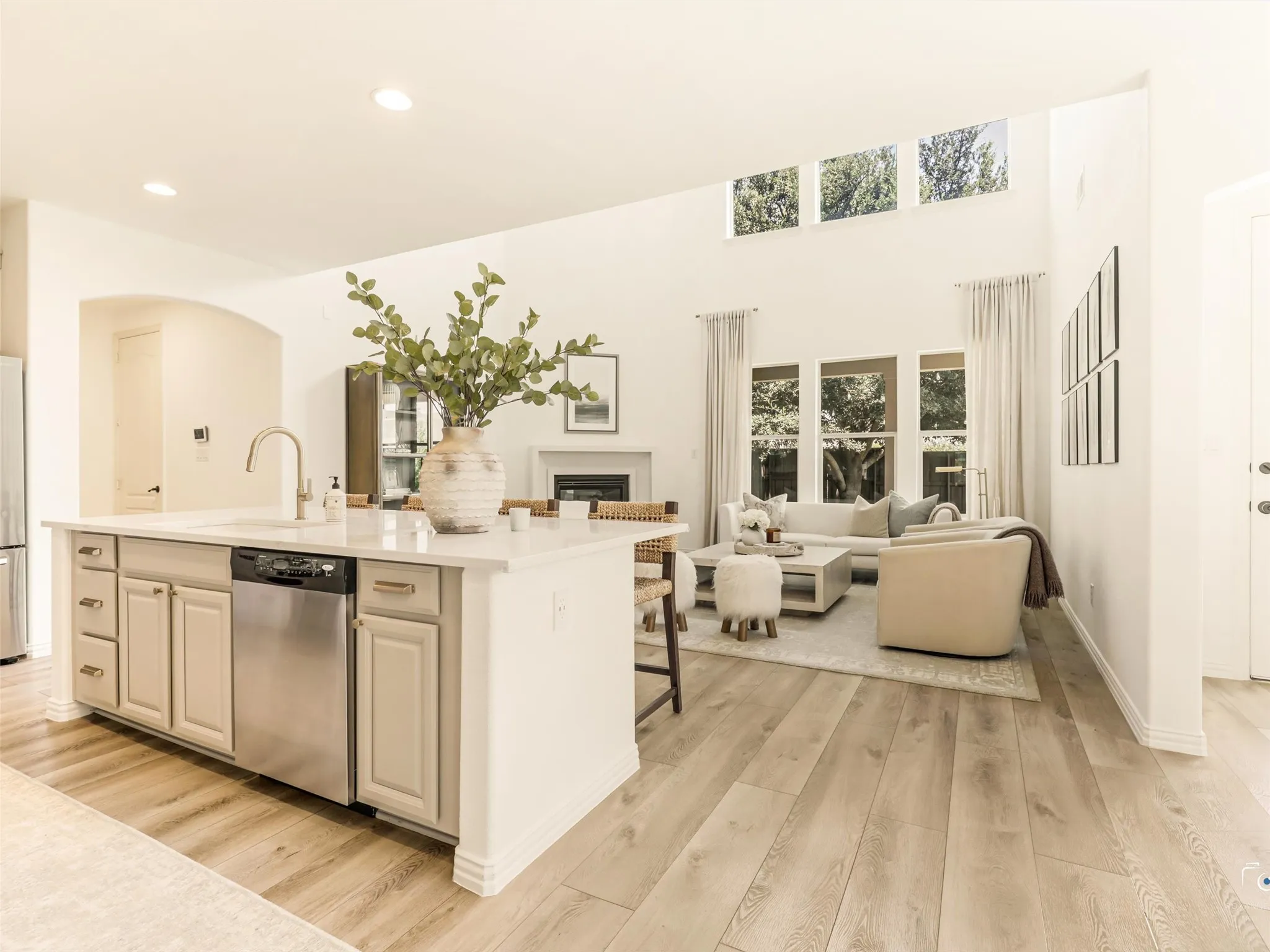 Modern chef's kitchen with on-trend natural marble picket tile backsplash, gas cooktop, quartz countertops, and upgraded hardware throughout.