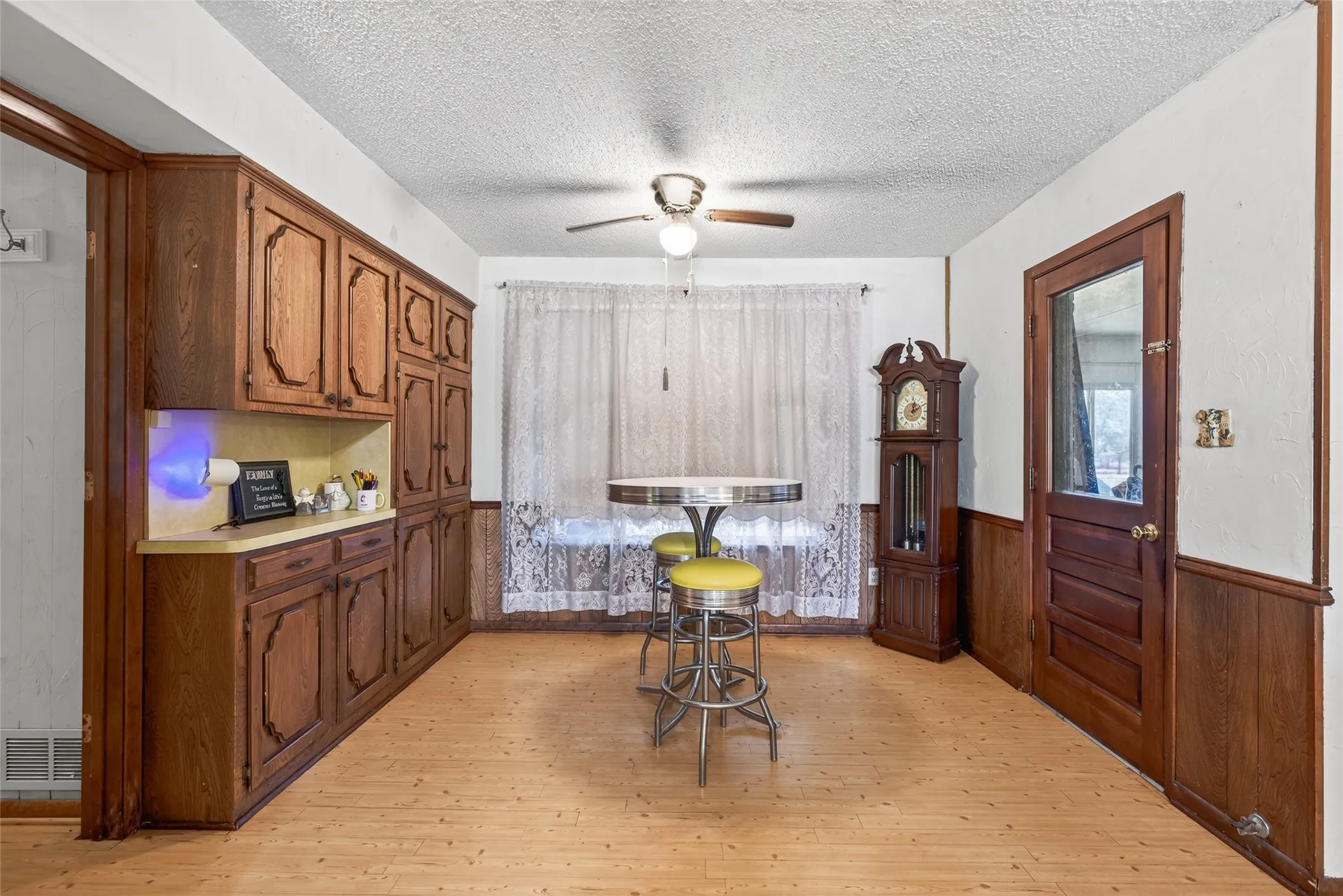 Single Family Residence For Sale in Kaufman County , 19399 State Highway 274, Kemp, Texas 75143, 6 Bedroom, 6 Bathroom, 2 Garage spaces, 3,965 Sqft, built in 1970, mls#21336083, Real Estate Agent in Kemp, Homes For Sale in Kaufman county, Homes For Sale in Kemp, Realtor in Kemp Texas, Real Estate Brokerage Independent Realty Texas, Luminita Cordes Realtor