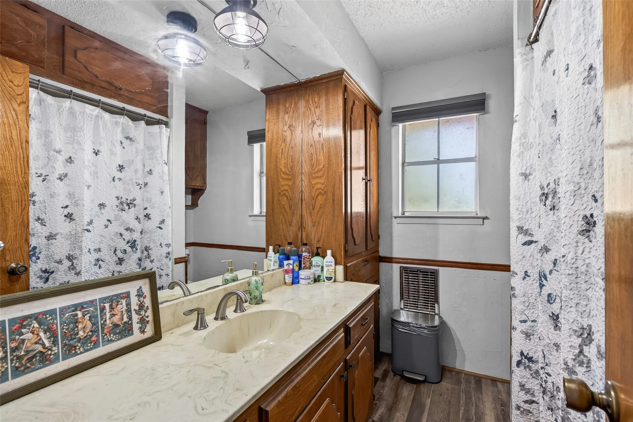 Single Family Residence For Sale in Kaufman County , 19399 State Highway 274, Kemp, Texas 75143, 6 Bedroom, 6 Bathroom, 2 Garage spaces, 3,965 Sqft, built in 1970, mls#21336083, Real Estate Agent in Kemp, Homes For Sale in Kaufman county, Homes For Sale in Kemp, Realtor in Kemp Texas, Real Estate Brokerage Independent Realty Texas, Luminita Cordes Realtor