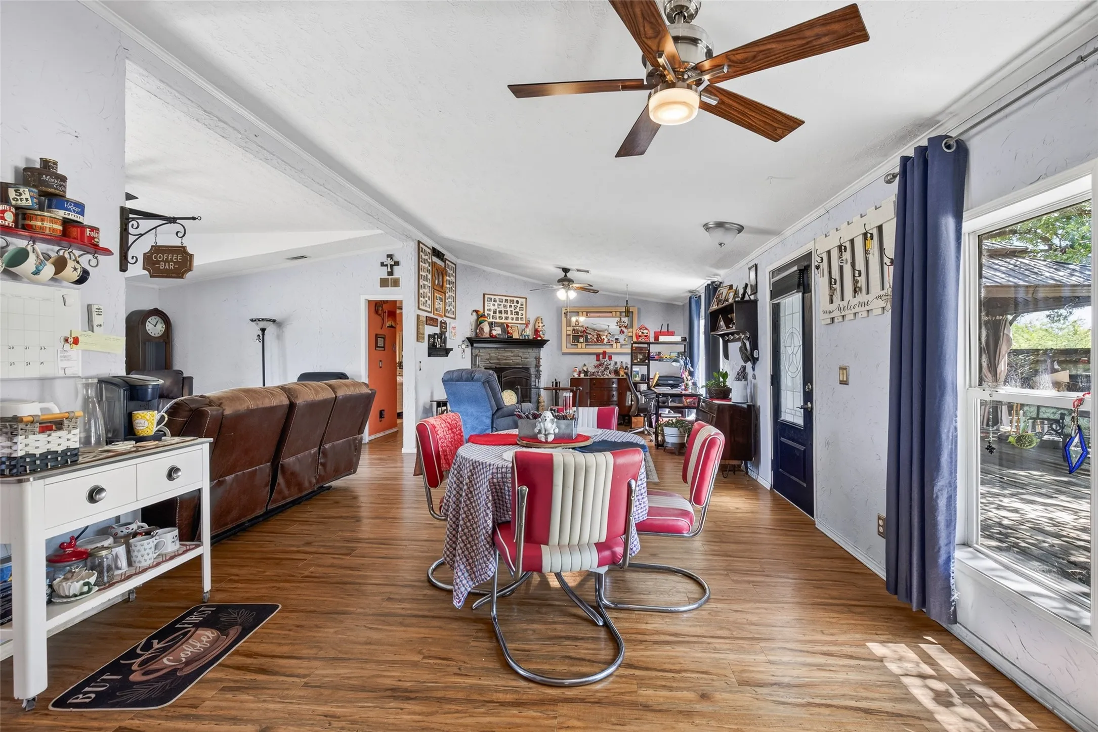 Single Family Residence For Sale in Kaufman County , 19399 State Highway 274, Kemp, Texas 75143, 6 Bedroom, 6 Bathroom, 2 Garage spaces, 3,965 Sqft, built in 1970, mls#21336083, Real Estate Agent in Kemp, Homes For Sale in Kaufman county, Homes For Sale in Kemp, Realtor in Kemp Texas, Real Estate Brokerage Independent Realty Texas, Luminita Cordes Realtor