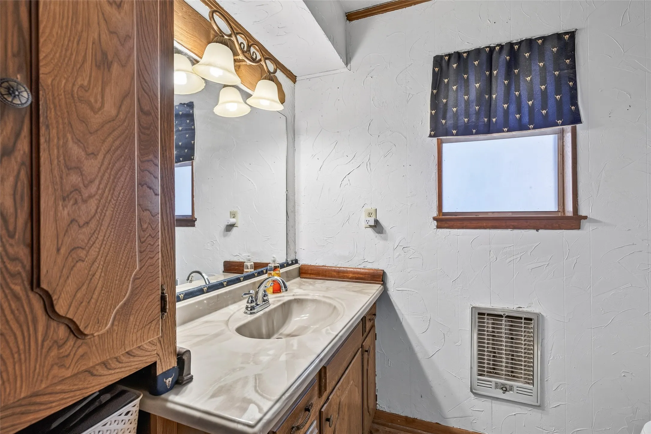 Single Family Residence For Sale in Kaufman County , 19399 State Highway 274, Kemp, Texas 75143, 6 Bedroom, 6 Bathroom, 2 Garage spaces, 3,965 Sqft, built in 1970, mls#21336083, Real Estate Agent in Kemp, Homes For Sale in Kaufman county, Homes For Sale in Kemp, Realtor in Kemp Texas, Real Estate Brokerage Independent Realty Texas, Luminita Cordes Realtor