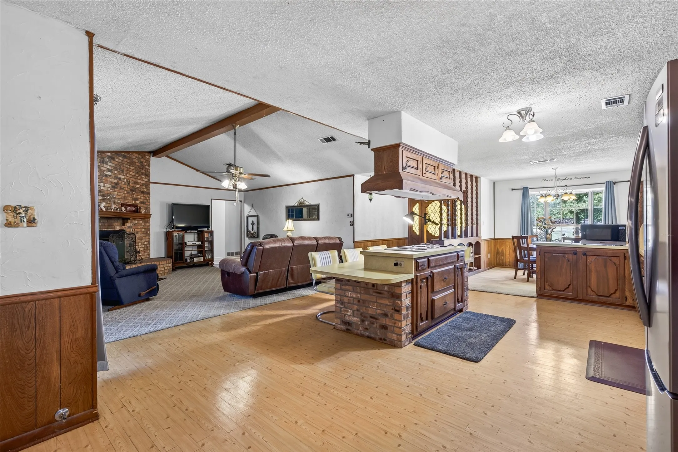 Single Family Residence For Sale in Kaufman County , 19399 State Highway 274, Kemp, Texas 75143, 6 Bedroom, 6 Bathroom, 2 Garage spaces, 3,965 Sqft, built in 1970, mls#21336083, Real Estate Agent in Kemp, Homes For Sale in Kaufman county, Homes For Sale in Kemp, Realtor in Kemp Texas, Real Estate Brokerage Independent Realty Texas, Luminita Cordes Realtor