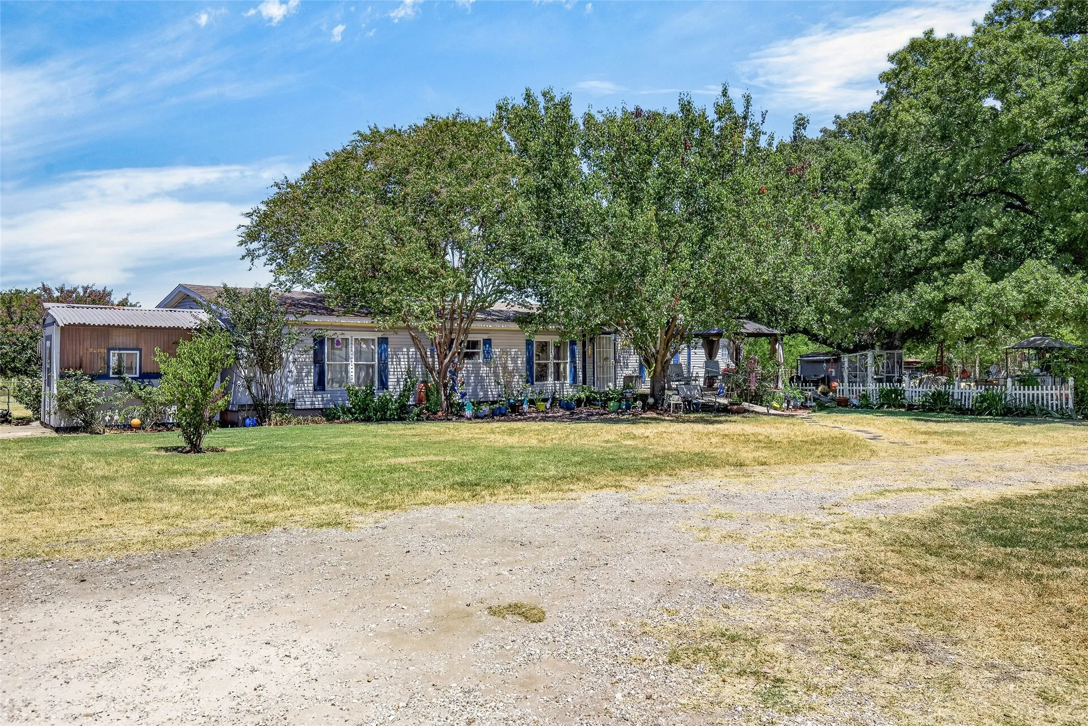 Single Family Residence For Sale in Kaufman County , 19399 State Highway 274, Kemp, Texas 75143, 6 Bedroom, 6 Bathroom, 2 Garage spaces, 3,965 Sqft, built in 1970, mls#21336083, Real Estate Agent in Kemp, Homes For Sale in Kaufman county, Homes For Sale in Kemp, Realtor in Kemp Texas, Real Estate Brokerage Independent Realty Texas, Luminita Cordes Realtor