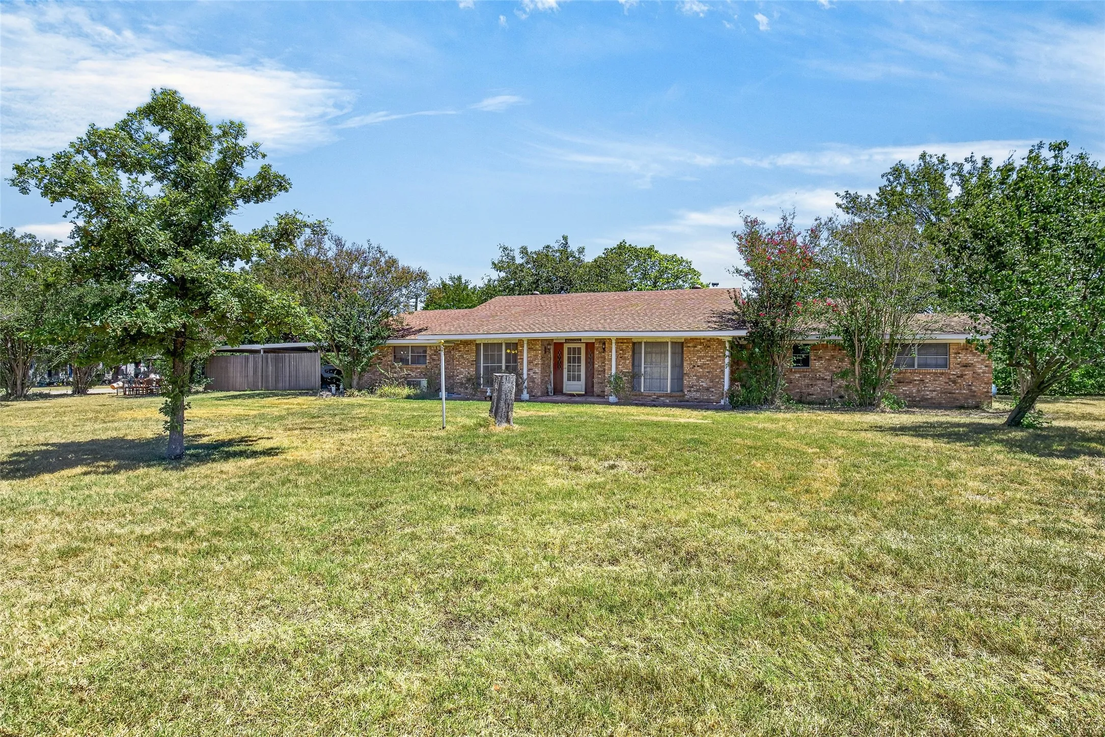 Single Family Residence For Sale in Kaufman County , 19399 State Highway 274, Kemp, Texas 75143, 6 Bedroom, 6 Bathroom, 2 Garage spaces, 3,965 Sqft, built in 1970, mls#21336083, Real Estate Agent in Kemp, Homes For Sale in Kaufman county, Homes For Sale in Kemp, Realtor in Kemp Texas, Real Estate Brokerage Independent Realty Texas, Luminita Cordes Realtor