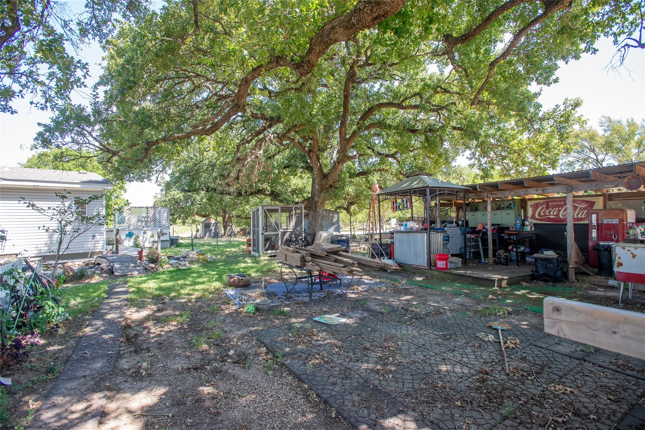 Single Family Residence For Sale in Kaufman County , 19399 State Highway 274, Kemp, Texas 75143, 6 Bedroom, 6 Bathroom, 2 Garage spaces, 3,965 Sqft, built in 1970, mls#21336083, Real Estate Agent in Kemp, Homes For Sale in Kaufman county, Homes For Sale in Kemp, Realtor in Kemp Texas, Real Estate Brokerage Independent Realty Texas, Luminita Cordes Realtor