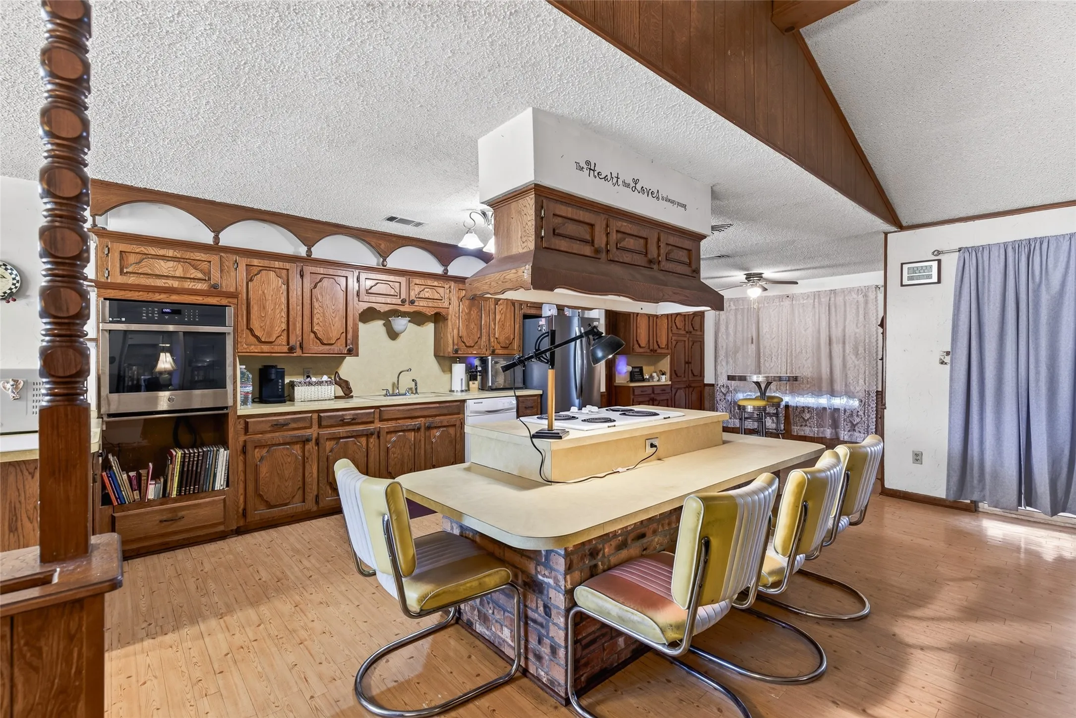 Single Family Residence For Sale in Kaufman County , 19399 State Highway 274, Kemp, Texas 75143, 6 Bedroom, 6 Bathroom, 2 Garage spaces, 3,965 Sqft, built in 1970, mls#21336083, Real Estate Agent in Kemp, Homes For Sale in Kaufman county, Homes For Sale in Kemp, Realtor in Kemp Texas, Real Estate Brokerage Independent Realty Texas, Luminita Cordes Realtor