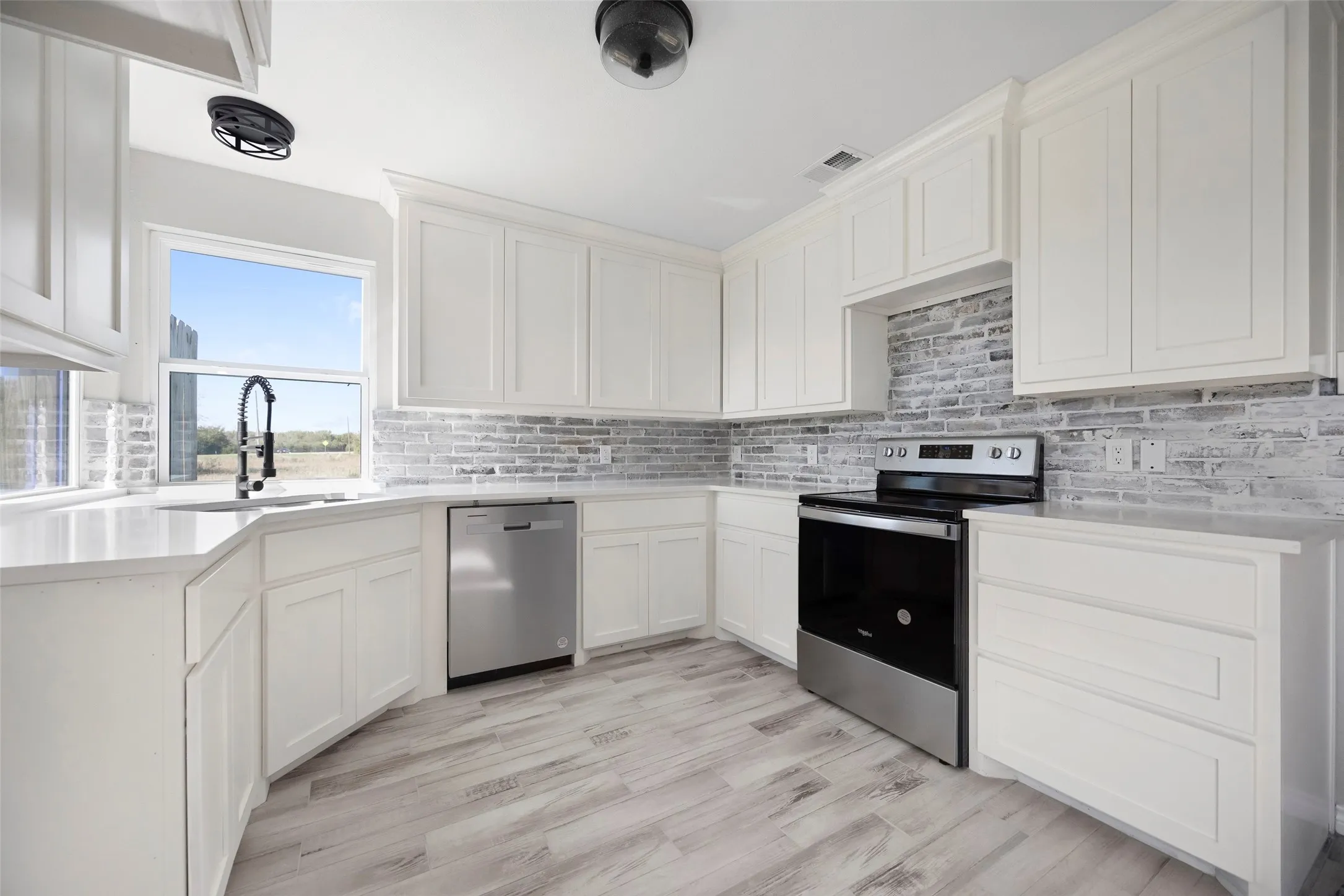 Single Family Residence For Sale in Hunt County , 2538 County Road 3127, Greenville, Texas 75402, 3 Bedrooms, 2 Bathrooms, 2 Garage spaces, 1,360 Sqft, built in 2005, Price $320,000, mls#21337585, Real Estate Agent in Greenville, Homes For Sale in Hunt county, Homes For Sale in Greenville, Realtor in Greenville Texas, Real Estate Brokerage Independent Realty Texas, Luminita Cordes Realtor