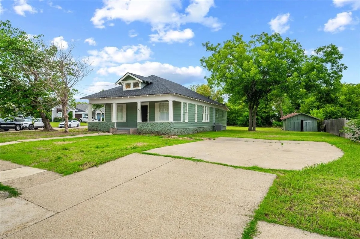 Single Family Residence For Sale in Ellis County , 244 Dunlap Street, Waxahachie, Texas 75165, 3 Bedroom, 2 Bathroom, Garage spaces, 1,530 Sqft, built in 1940, Price $235,000, mls#21337652, Real Estate Agent in Waxahachie, Homes For Sale in Ellis county, Homes For Sale in Waxahachie, Realtor in Waxahachie Texas, Real Estate Brokerage Independent Realty Texas, Luminita Cordes Realtor