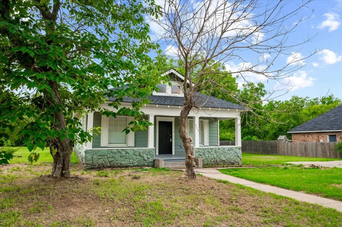 Single Family Residence For Sale in Ellis County , 244 Dunlap Street, Waxahachie, Texas 75165, 3 Bedroom, 2 Bathroom, Garage spaces, 1,530 Sqft, built in 1940, Price $235,000, mls#21337652, Real Estate Agent in Waxahachie, Homes For Sale in Ellis county, Homes For Sale in Waxahachie, Realtor in Waxahachie Texas, Real Estate Brokerage Independent Realty Texas, Luminita Cordes Realtor
