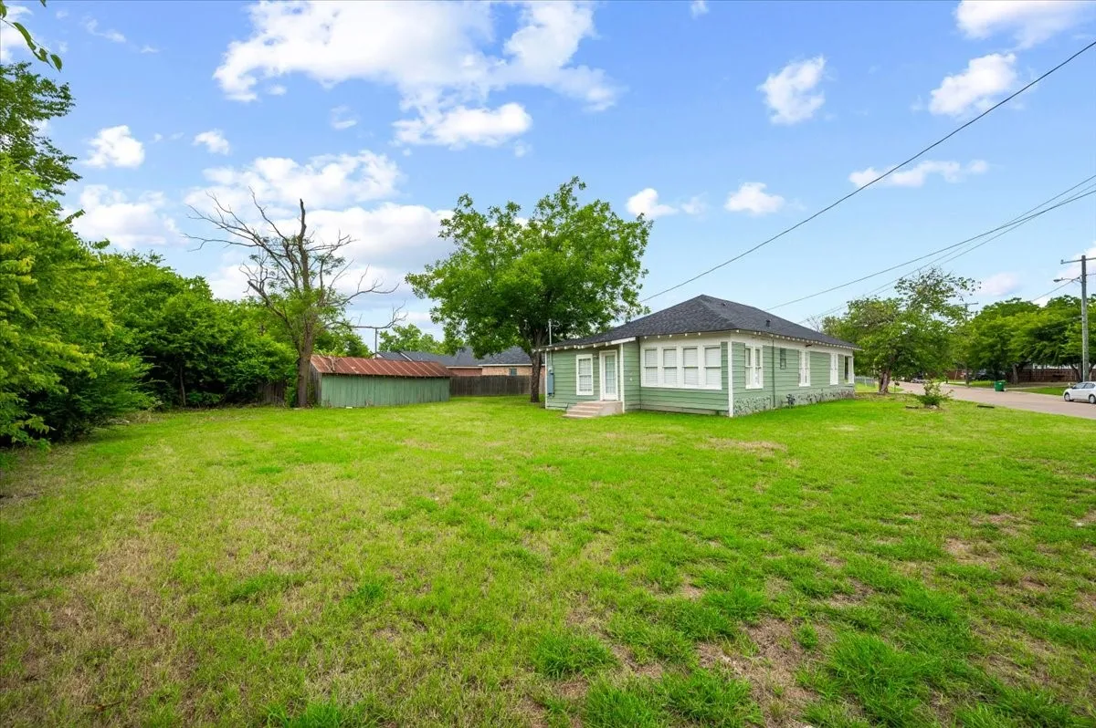 Single Family Residence For Sale in Ellis County , 244 Dunlap Street, Waxahachie, Texas 75165, 3 Bedroom, 2 Bathroom, Garage spaces, 1,530 Sqft, built in 1940, Price $235,000, mls#21337652, Real Estate Agent in Waxahachie, Homes For Sale in Ellis county, Homes For Sale in Waxahachie, Realtor in Waxahachie Texas, Real Estate Brokerage Independent Realty Texas, Luminita Cordes Realtor