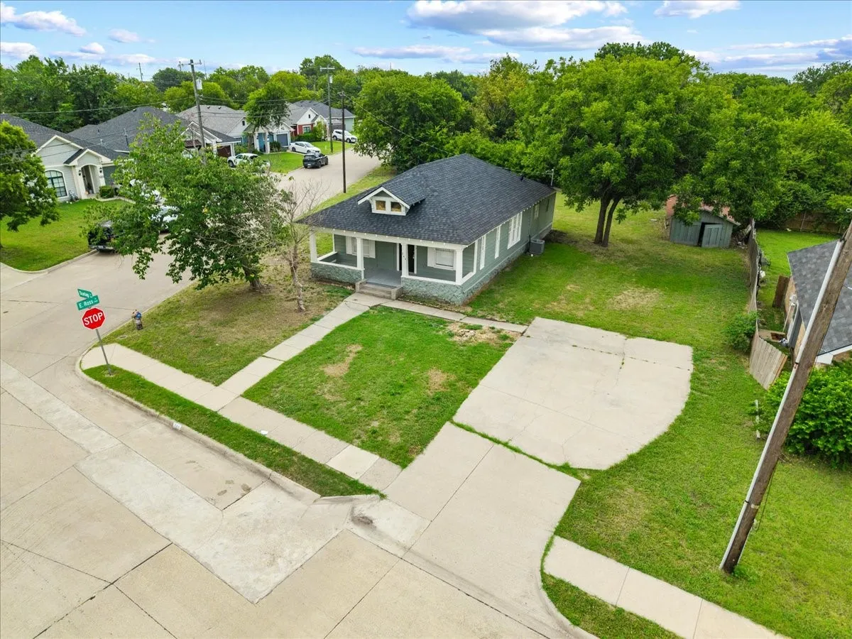 Single Family Residence For Sale in Ellis County , 244 Dunlap Street, Waxahachie, Texas 75165, 3 Bedroom, 2 Bathroom, Garage spaces, 1,530 Sqft, built in 1940, Price $235,000, mls#21337652, Real Estate Agent in Waxahachie, Homes For Sale in Ellis county, Homes For Sale in Waxahachie, Realtor in Waxahachie Texas, Real Estate Brokerage Independent Realty Texas, Luminita Cordes Realtor