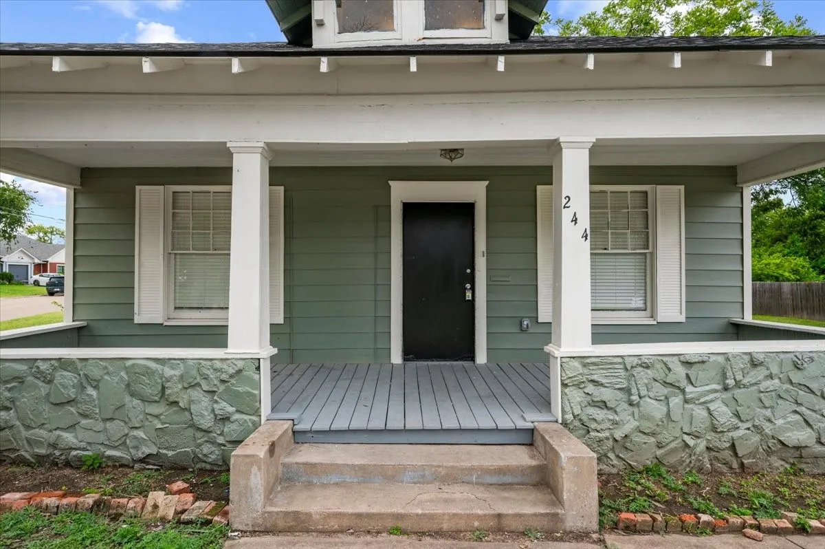Single Family Residence For Sale in Ellis County , 244 Dunlap Street, Waxahachie, Texas 75165, 3 Bedroom, 2 Bathroom, Garage spaces, 1,530 Sqft, built in 1940, Price $235,000, mls#21337652, Real Estate Agent in Waxahachie, Homes For Sale in Ellis county, Homes For Sale in Waxahachie, Realtor in Waxahachie Texas, Real Estate Brokerage Independent Realty Texas, Luminita Cordes Realtor