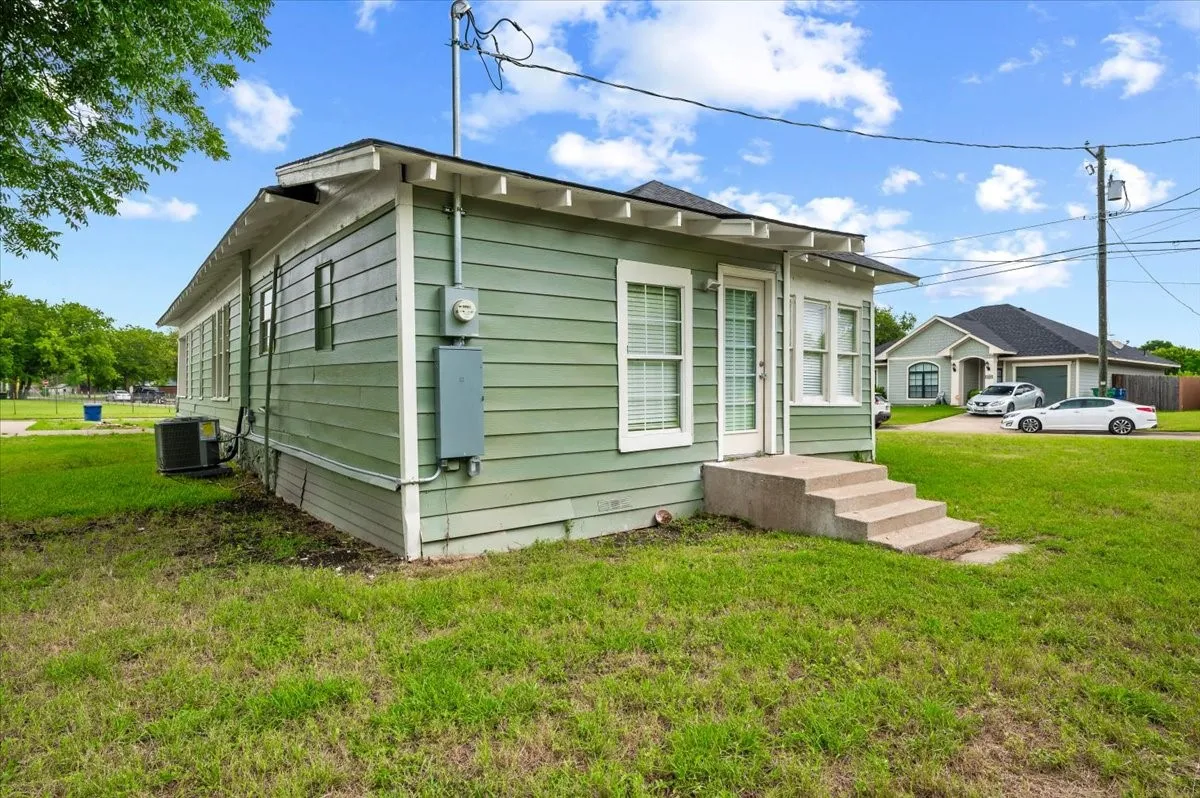 Single Family Residence For Sale in Ellis County , 244 Dunlap Street, Waxahachie, Texas 75165, 3 Bedroom, 2 Bathroom, Garage spaces, 1,530 Sqft, built in 1940, Price $235,000, mls#21337652, Real Estate Agent in Waxahachie, Homes For Sale in Ellis county, Homes For Sale in Waxahachie, Realtor in Waxahachie Texas, Real Estate Brokerage Independent Realty Texas, Luminita Cordes Realtor