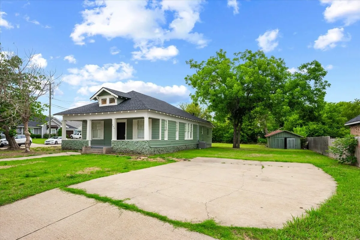 Single Family Residence For Sale in Ellis County , 244 Dunlap Street, Waxahachie, Texas 75165, 3 Bedroom, 2 Bathroom, Garage spaces, 1,530 Sqft, built in 1940, Price $235,000, mls#21337652, Real Estate Agent in Waxahachie, Homes For Sale in Ellis county, Homes For Sale in Waxahachie, Realtor in Waxahachie Texas, Real Estate Brokerage Independent Realty Texas, Luminita Cordes Realtor