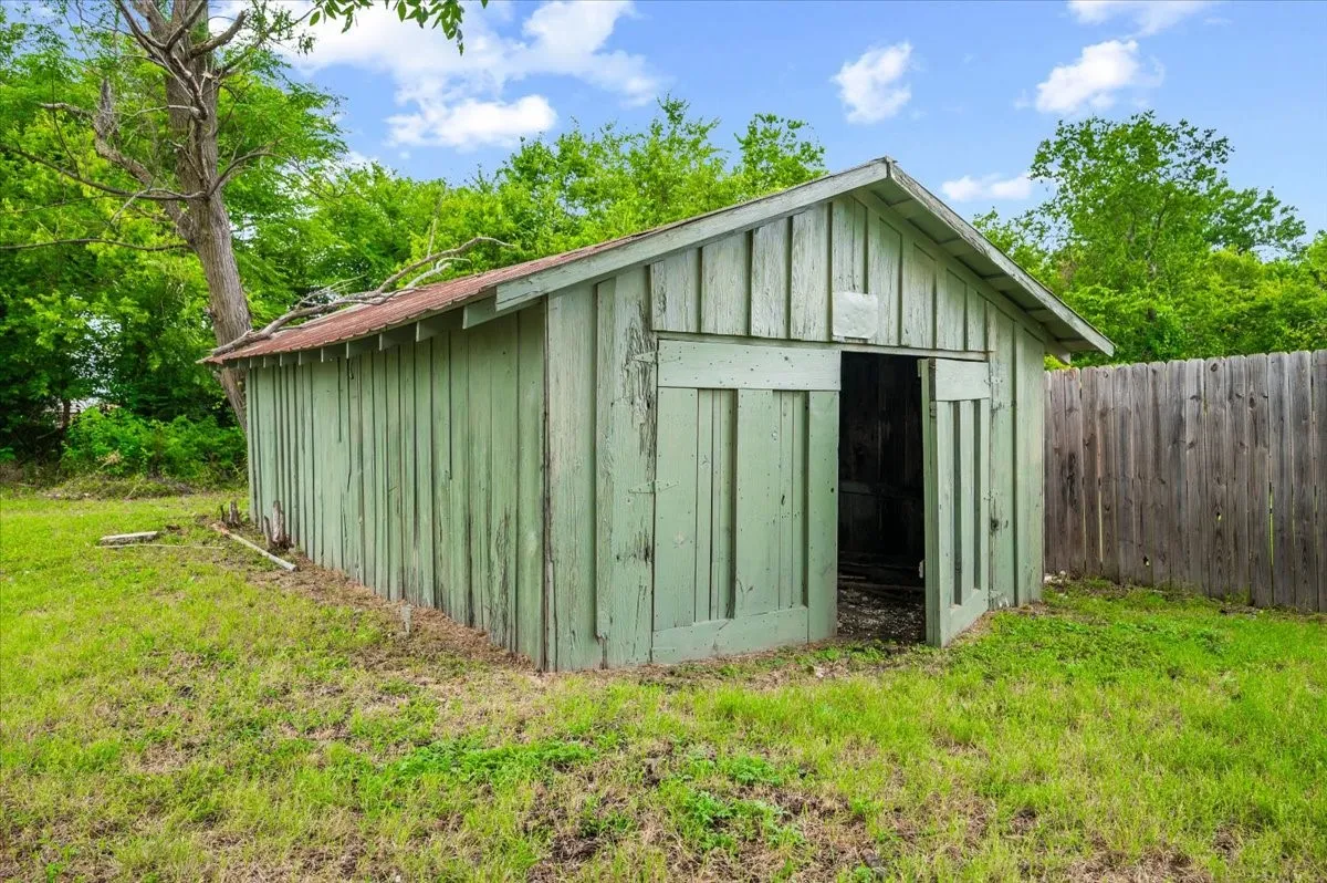 Single Family Residence For Sale in Ellis County , 244 Dunlap Street, Waxahachie, Texas 75165, 3 Bedroom, 2 Bathroom, Garage spaces, 1,530 Sqft, built in 1940, Price $235,000, mls#21337652, Real Estate Agent in Waxahachie, Homes For Sale in Ellis county, Homes For Sale in Waxahachie, Realtor in Waxahachie Texas, Real Estate Brokerage Independent Realty Texas, Luminita Cordes Realtor