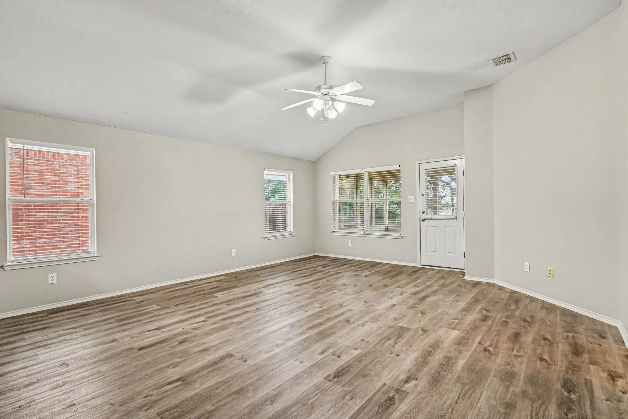 Single Family Residence For Sale in Tarrant County , 10728 Lipan Trail, Fort Worth, Texas 76108, 3 Bedroom, 2 Bathroom, 2 Garage spaces, 1,996 Sqft, built in 2004, mls#21336880, Real Estate Agent in Fort Worth, Homes For Sale in Tarrant county, Homes For Sale in Fort Worth, Realtor in Fort Worth Texas, Real Estate Brokerage Independent Realty Texas, Luminita Cordes Realtor