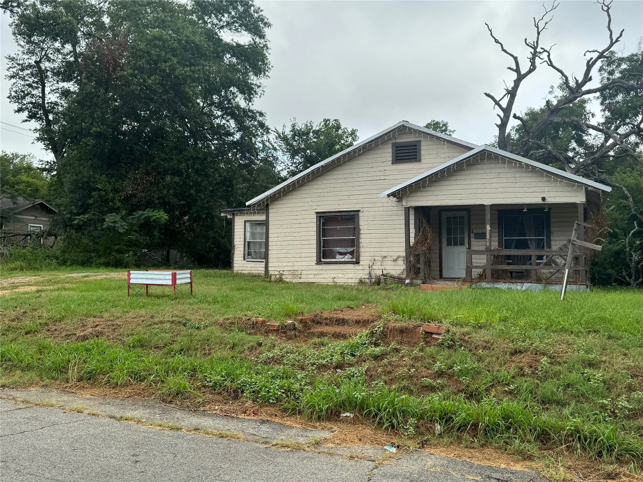 Single Family Residence For Sale in Lamar County , 1523 Neathery Street, Paris, Texas 75460, 2 Bedroom, 1 Bathroom, Garage spaces, 1,326 Sqft, built in 0, mls#21336260, Real Estate Agent in Paris, Homes For Sale in Lamar county, Homes For Sale in Paris, Realtor in Paris Texas, Real Estate Brokerage Independent Realty Texas, Luminita Cordes Realtor