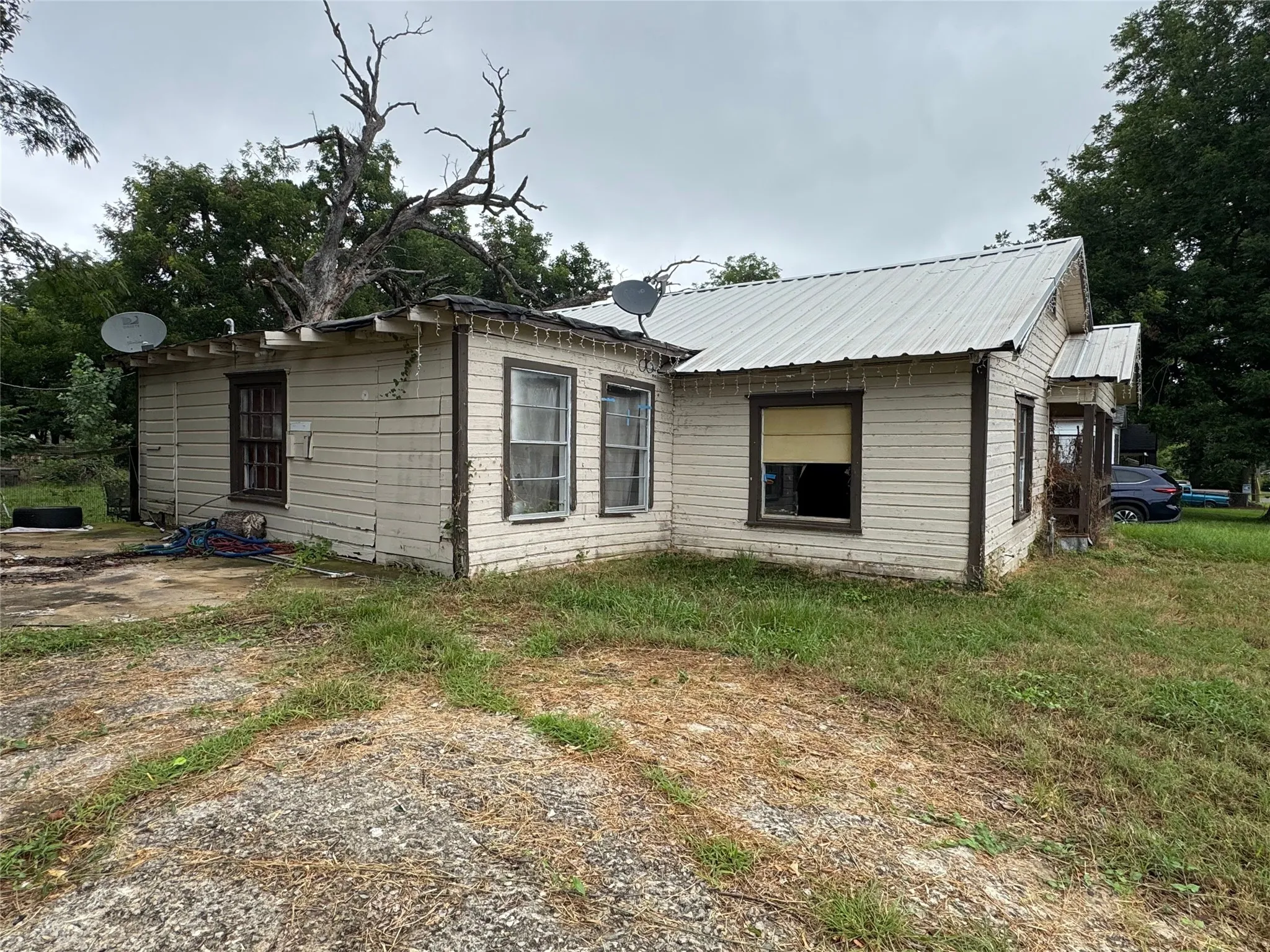 Single Family Residence For Sale in Lamar County , 1523 Neathery Street, Paris, Texas 75460, 2 Bedroom, 1 Bathroom, Garage spaces, 1,326 Sqft, built in 0, mls#21336260, Real Estate Agent in Paris, Homes For Sale in Lamar county, Homes For Sale in Paris, Realtor in Paris Texas, Real Estate Brokerage Independent Realty Texas, Luminita Cordes Realtor