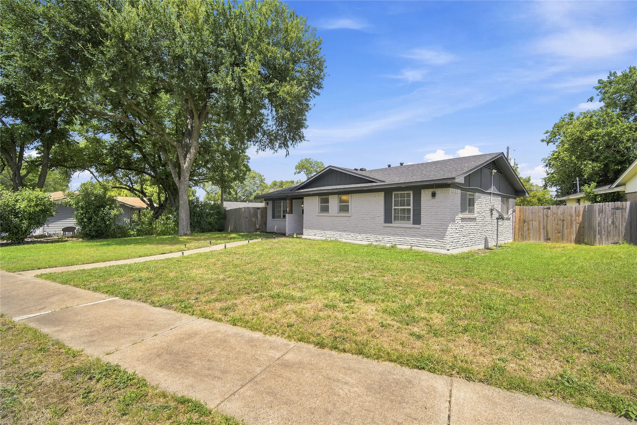 Single Family Residence For Sale in Dallas County , 222 Rockaway Drive, Duncanville, Texas 75116, 3 Bedroom, 2 Bathroom, 2 Garage spaces, 1,362 Sqft, built in 1965, mls#21337721, Real Estate Agent in Duncanville, Homes For Sale in Dallas county, Homes For Sale in Duncanville, Realtor in Duncanville Texas, Real Estate Brokerage Independent Realty Texas, Luminita Cordes Realtor