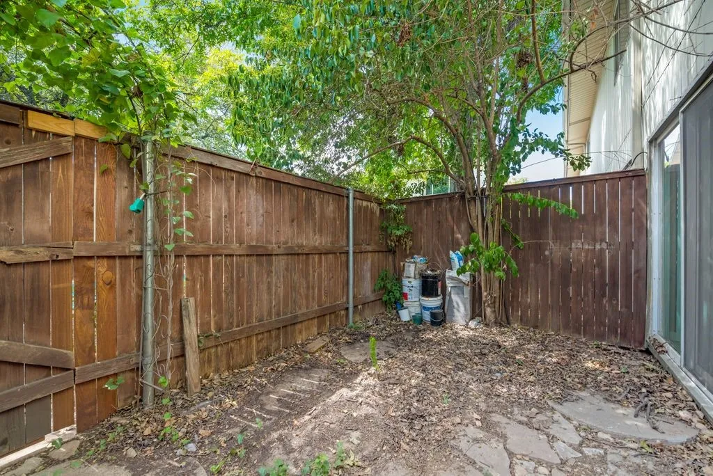 Condominium For Rent in Dallas County , 4039 Cole Avenue 117, Dallas, Texas 75204, 2 Bedrooms, 2 Bathrooms, Garage spaces, 827 Sqft, built in 1960, Price $1,695, mls#21337717, Real Estate Agent in Dallas, Homes For Rent in Dallas county, Homes For Rent in Dallas, Realtor in Dallas Texas, Real Estate Brokerage Independent Realty Texas, Luminita Cordes Realtor