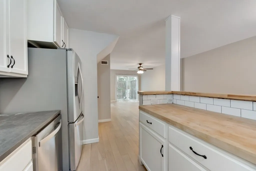 Condominium For Rent in Dallas County , 4039 Cole Avenue 117, Dallas, Texas 75204, 2 Bedrooms, 2 Bathrooms, Garage spaces, 827 Sqft, built in 1960, Price $1,695, mls#21337717, Real Estate Agent in Dallas, Homes For Rent in Dallas county, Homes For Rent in Dallas, Realtor in Dallas Texas, Real Estate Brokerage Independent Realty Texas, Luminita Cordes Realtor