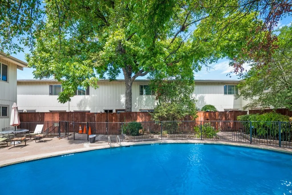 Condominium For Rent in Dallas County , 4039 Cole Avenue 117, Dallas, Texas 75204, 2 Bedrooms, 2 Bathrooms, Garage spaces, 827 Sqft, built in 1960, Price $1,695, mls#21337717, Real Estate Agent in Dallas, Homes For Rent in Dallas county, Homes For Rent in Dallas, Realtor in Dallas Texas, Real Estate Brokerage Independent Realty Texas, Luminita Cordes Realtor