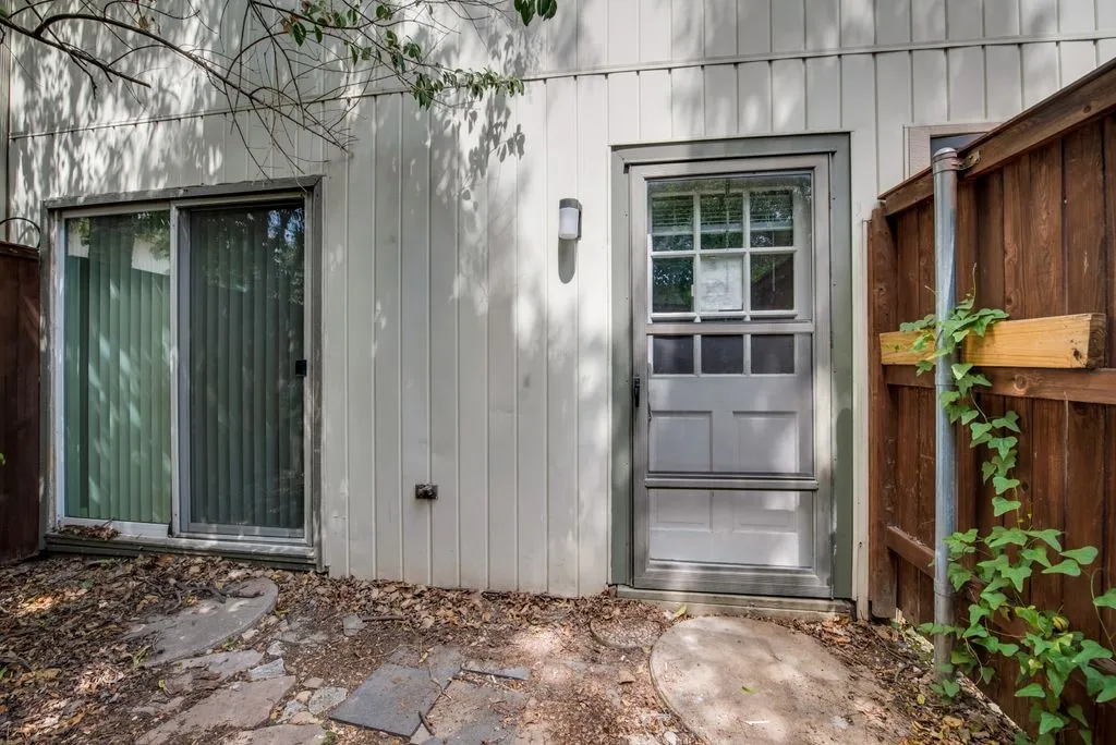 Condominium For Rent in Dallas County , 4039 Cole Avenue 117, Dallas, Texas 75204, 2 Bedrooms, 2 Bathrooms, Garage spaces, 827 Sqft, built in 1960, Price $1,695, mls#21337717, Real Estate Agent in Dallas, Homes For Rent in Dallas county, Homes For Rent in Dallas, Realtor in Dallas Texas, Real Estate Brokerage Independent Realty Texas, Luminita Cordes Realtor