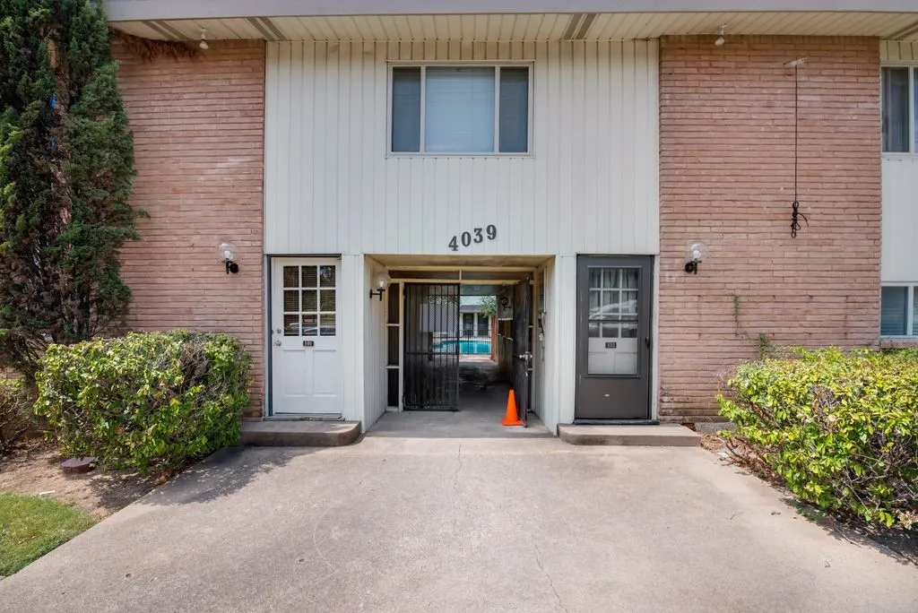 Condominium For Rent in Dallas County , 4039 Cole Avenue 117, Dallas, Texas 75204, 2 Bedrooms, 2 Bathrooms, Garage spaces, 827 Sqft, built in 1960, Price $1,695, mls#21337717, Real Estate Agent in Dallas, Homes For Rent in Dallas county, Homes For Rent in Dallas, Realtor in Dallas Texas, Real Estate Brokerage Independent Realty Texas, Luminita Cordes Realtor