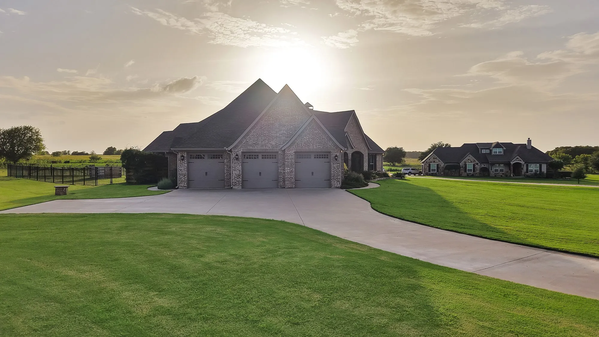 Single Family Residence For Sale in Johnson County , 9688 Whispering Creek Terrace, Grandview, Texas 76050, 3 Bedroom, 3 Bathroom, 3 Garage spaces, 2,502 Sqft, built in 2019, mls#21336785, Real Estate Agent in Grandview, Homes For Sale in Johnson county, Homes For Sale in Grandview, Realtor in Grandview Texas, Real Estate Brokerage Independent Realty Texas, Luminita Cordes Realtor