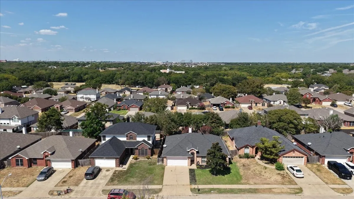 Single Family Residence For Sale in Dallas County , 1104 Brandy Station Road, Grand Prairie, Texas 75052, 4 Bedroom, 2 Bathroom, 2 Garage spaces, 1,819 Sqft, built in 1998, mls#21329778, Real Estate Agent in Grand Prairie, Homes For Sale in Dallas county, Homes For Sale in Grand Prairie, Realtor in Grand Prairie Texas, Real Estate Brokerage Independent Realty Texas, Luminita Cordes Realtor