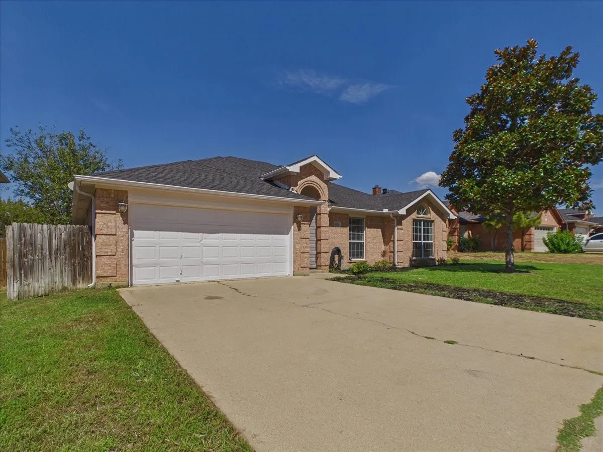 Single Family Residence For Sale in Dallas County , 1104 Brandy Station Road, Grand Prairie, Texas 75052, 4 Bedroom, 2 Bathroom, 2 Garage spaces, 1,819 Sqft, built in 1998, mls#21329778, Real Estate Agent in Grand Prairie, Homes For Sale in Dallas county, Homes For Sale in Grand Prairie, Realtor in Grand Prairie Texas, Real Estate Brokerage Independent Realty Texas, Luminita Cordes Realtor