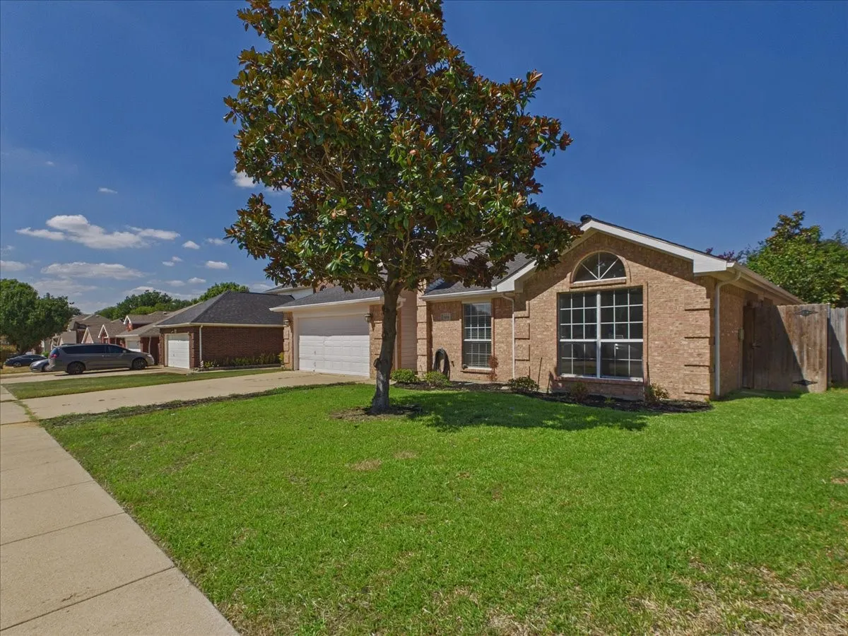 Single Family Residence For Sale in Dallas County , 1104 Brandy Station Road, Grand Prairie, Texas 75052, 4 Bedroom, 2 Bathroom, 2 Garage spaces, 1,819 Sqft, built in 1998, mls#21329778, Real Estate Agent in Grand Prairie, Homes For Sale in Dallas county, Homes For Sale in Grand Prairie, Realtor in Grand Prairie Texas, Real Estate Brokerage Independent Realty Texas, Luminita Cordes Realtor