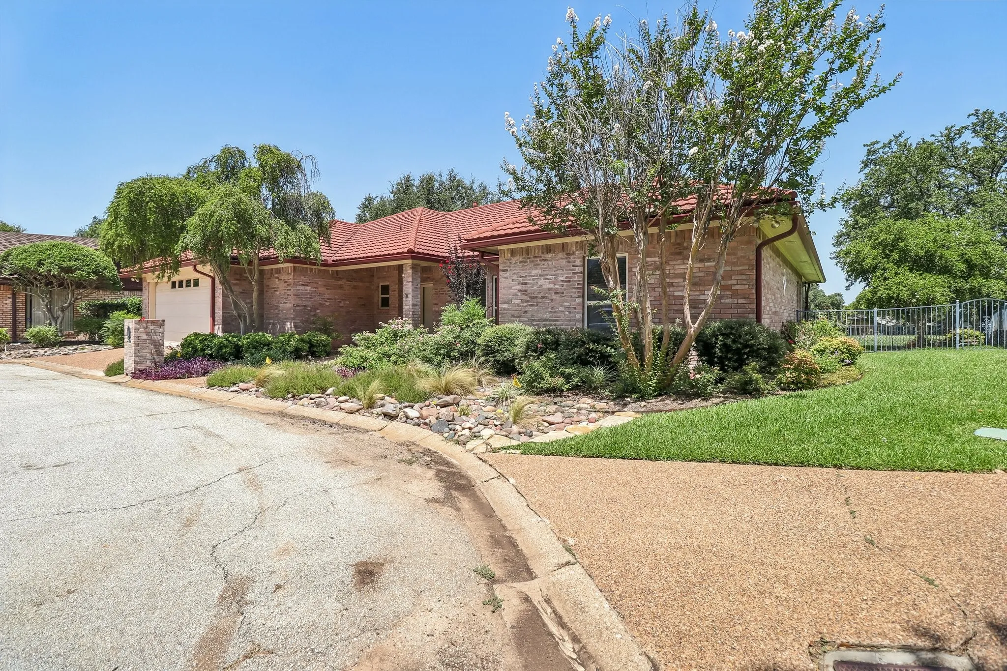 Single Family Residence For Sale in Tarrant County , 824 Havenwood Lane S, Fort Worth, Texas 76112, 2 Bedroom, 2 Bathroom, 2 Garage spaces, 2,173 Sqft, built in 2000, mls#21333144, Real Estate Agent in Fort Worth, Homes For Sale in Tarrant county, Homes For Sale in Fort Worth, Realtor in Fort Worth Texas, Real Estate Brokerage Independent Realty Texas, Luminita Cordes Realtor