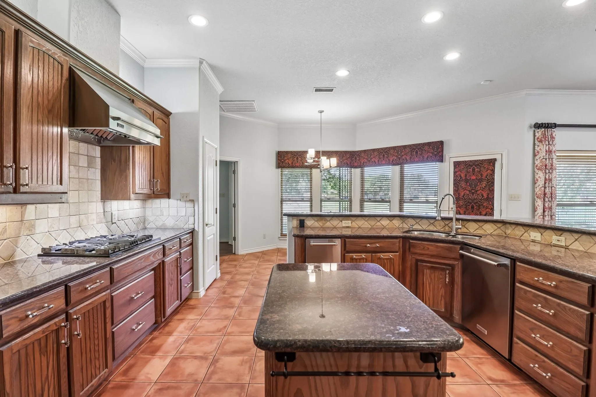 Single Family Residence For Sale in Tarrant County , 824 Havenwood Lane S, Fort Worth, Texas 76112, 2 Bedroom, 2 Bathroom, 2 Garage spaces, 2,173 Sqft, built in 2000, mls#21333144, Real Estate Agent in Fort Worth, Homes For Sale in Tarrant county, Homes For Sale in Fort Worth, Realtor in Fort Worth Texas, Real Estate Brokerage Independent Realty Texas, Luminita Cordes Realtor