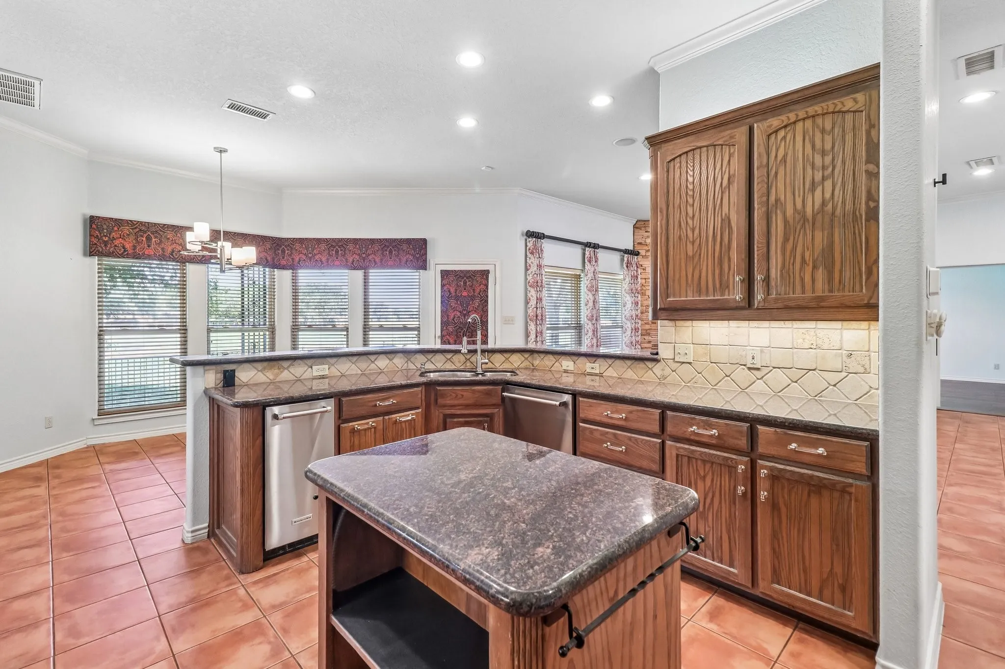 Single Family Residence For Sale in Tarrant County , 824 Havenwood Lane S, Fort Worth, Texas 76112, 2 Bedroom, 2 Bathroom, 2 Garage spaces, 2,173 Sqft, built in 2000, mls#21333144, Real Estate Agent in Fort Worth, Homes For Sale in Tarrant county, Homes For Sale in Fort Worth, Realtor in Fort Worth Texas, Real Estate Brokerage Independent Realty Texas, Luminita Cordes Realtor