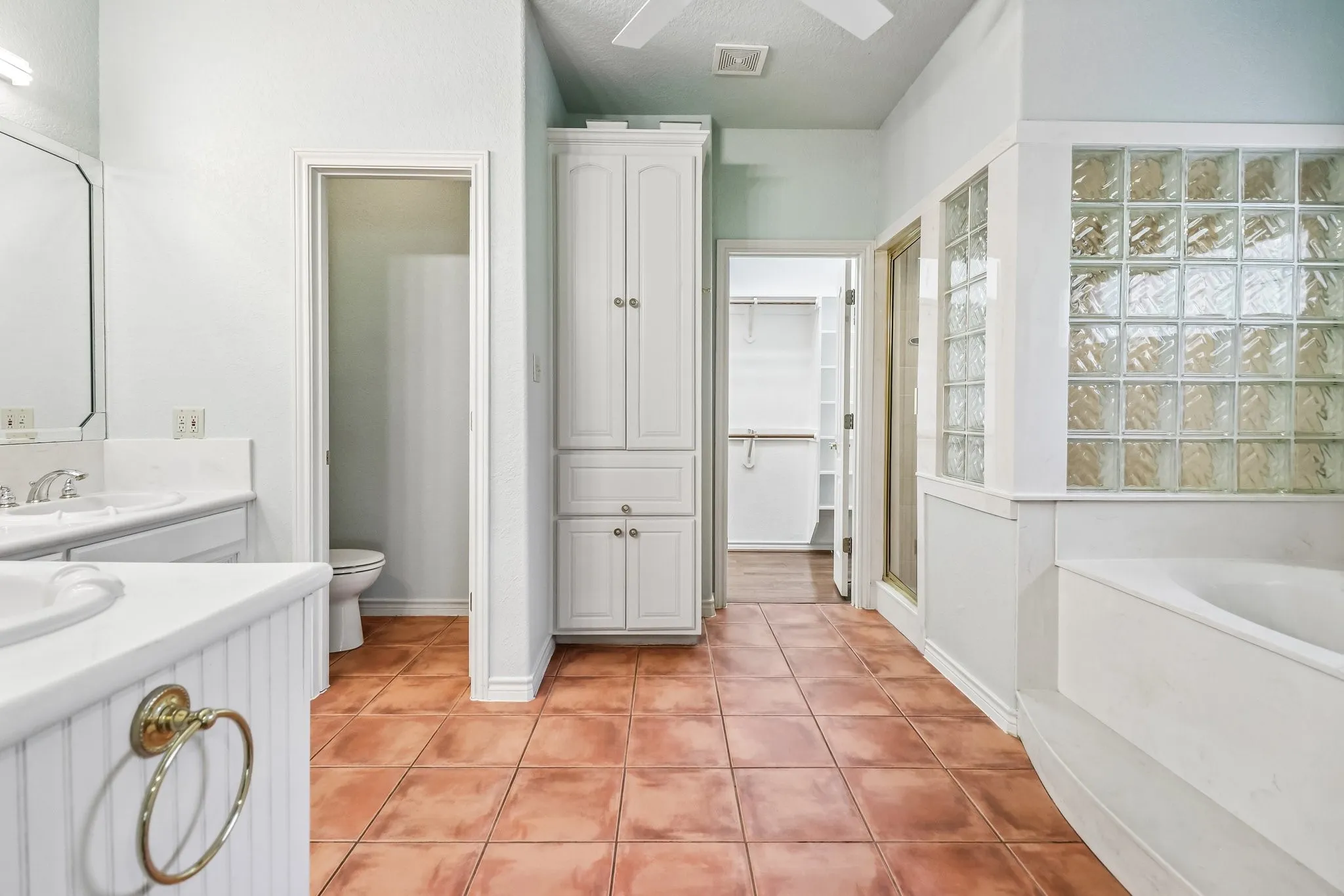 Single Family Residence For Sale in Tarrant County , 824 Havenwood Lane S, Fort Worth, Texas 76112, 2 Bedroom, 2 Bathroom, 2 Garage spaces, 2,173 Sqft, built in 2000, mls#21333144, Real Estate Agent in Fort Worth, Homes For Sale in Tarrant county, Homes For Sale in Fort Worth, Realtor in Fort Worth Texas, Real Estate Brokerage Independent Realty Texas, Luminita Cordes Realtor
