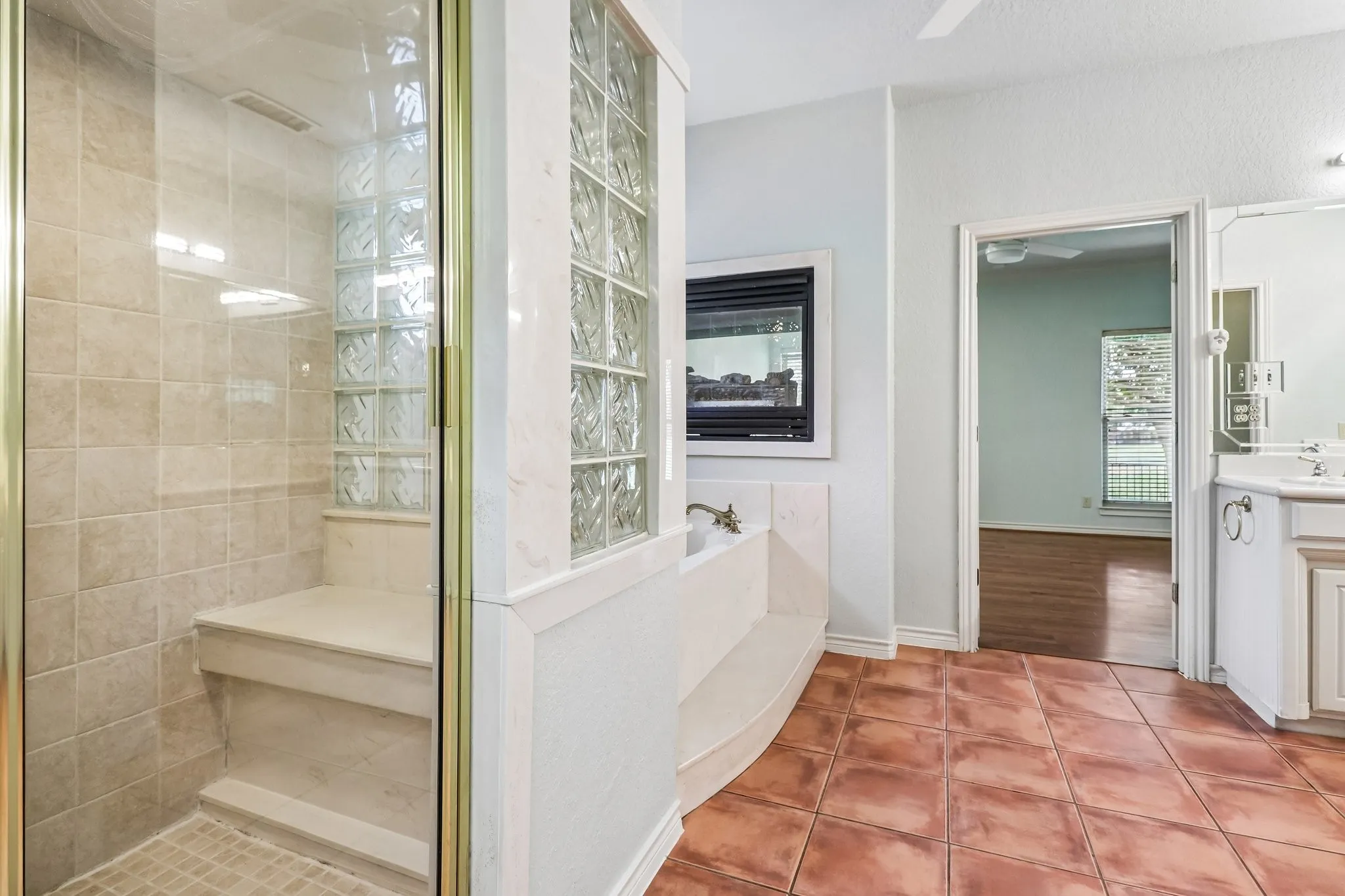 Single Family Residence For Sale in Tarrant County , 824 Havenwood Lane S, Fort Worth, Texas 76112, 2 Bedroom, 2 Bathroom, 2 Garage spaces, 2,173 Sqft, built in 2000, mls#21333144, Real Estate Agent in Fort Worth, Homes For Sale in Tarrant county, Homes For Sale in Fort Worth, Realtor in Fort Worth Texas, Real Estate Brokerage Independent Realty Texas, Luminita Cordes Realtor