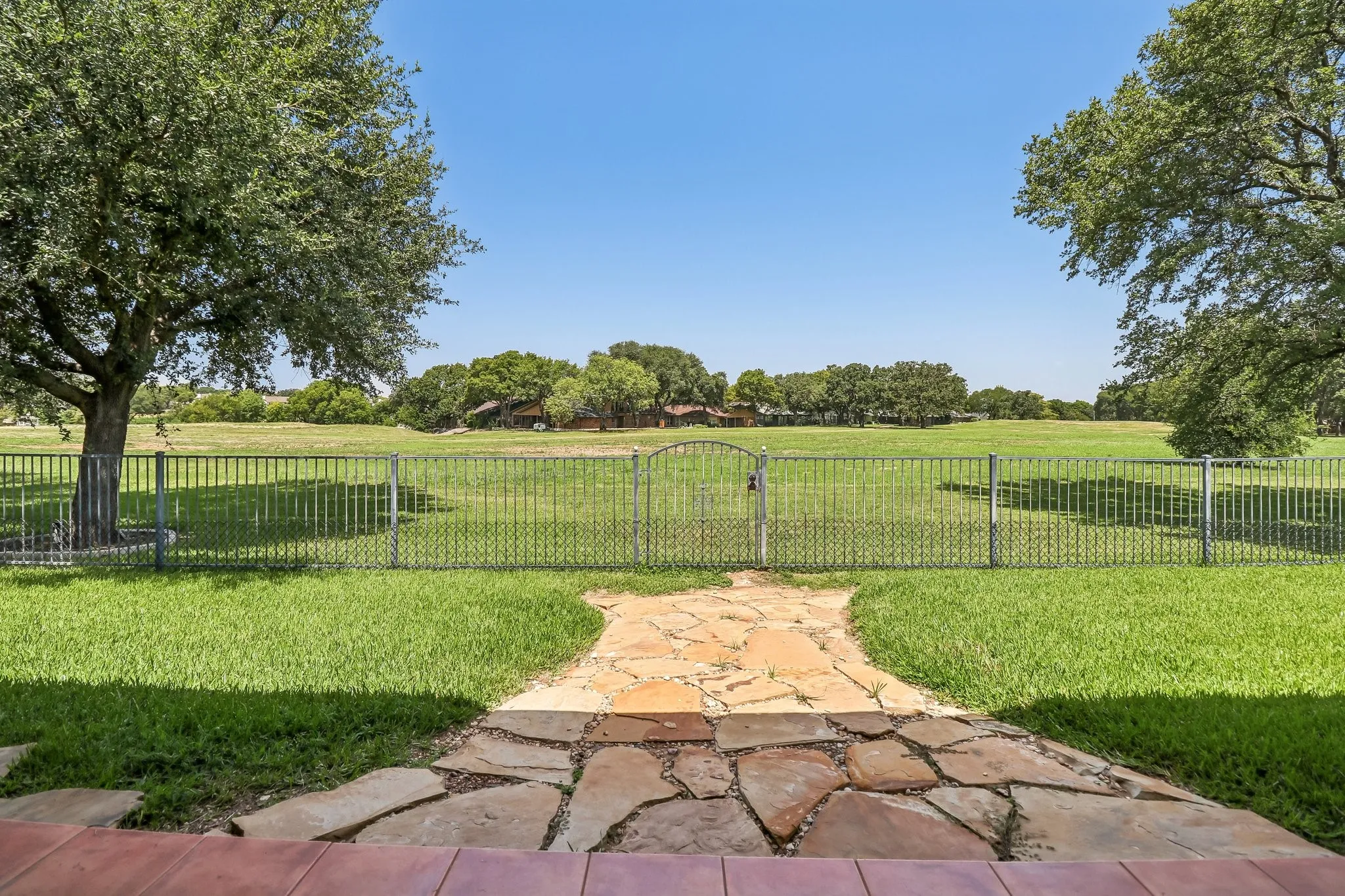 Single Family Residence For Sale in Tarrant County , 824 Havenwood Lane S, Fort Worth, Texas 76112, 2 Bedroom, 2 Bathroom, 2 Garage spaces, 2,173 Sqft, built in 2000, mls#21333144, Real Estate Agent in Fort Worth, Homes For Sale in Tarrant county, Homes For Sale in Fort Worth, Realtor in Fort Worth Texas, Real Estate Brokerage Independent Realty Texas, Luminita Cordes Realtor
