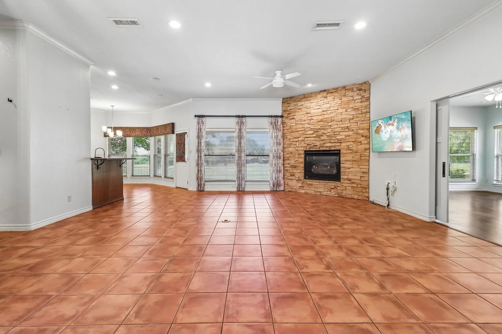 Single Family Residence For Sale in Tarrant County , 824 Havenwood Lane S, Fort Worth, Texas 76112, 2 Bedroom, 2 Bathroom, 2 Garage spaces, 2,173 Sqft, built in 2000, mls#21333144, Real Estate Agent in Fort Worth, Homes For Sale in Tarrant county, Homes For Sale in Fort Worth, Realtor in Fort Worth Texas, Real Estate Brokerage Independent Realty Texas, Luminita Cordes Realtor