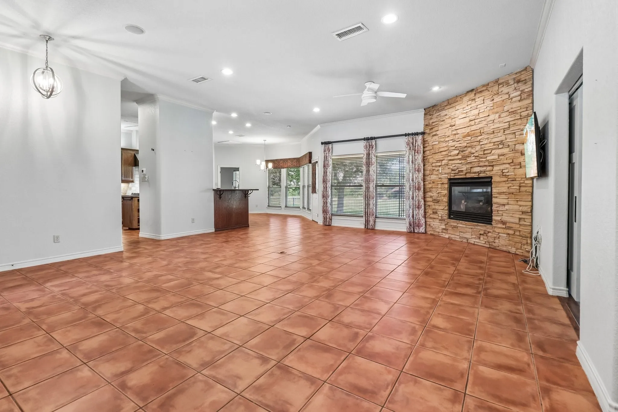 Single Family Residence For Sale in Tarrant County , 824 Havenwood Lane S, Fort Worth, Texas 76112, 2 Bedroom, 2 Bathroom, 2 Garage spaces, 2,173 Sqft, built in 2000, mls#21333144, Real Estate Agent in Fort Worth, Homes For Sale in Tarrant county, Homes For Sale in Fort Worth, Realtor in Fort Worth Texas, Real Estate Brokerage Independent Realty Texas, Luminita Cordes Realtor