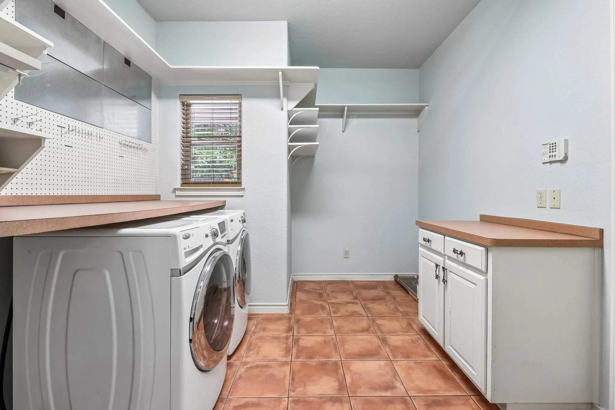 Single Family Residence For Sale in Tarrant County , 824 Havenwood Lane S, Fort Worth, Texas 76112, 2 Bedroom, 2 Bathroom, 2 Garage spaces, 2,173 Sqft, built in 2000, mls#21333144, Real Estate Agent in Fort Worth, Homes For Sale in Tarrant county, Homes For Sale in Fort Worth, Realtor in Fort Worth Texas, Real Estate Brokerage Independent Realty Texas, Luminita Cordes Realtor