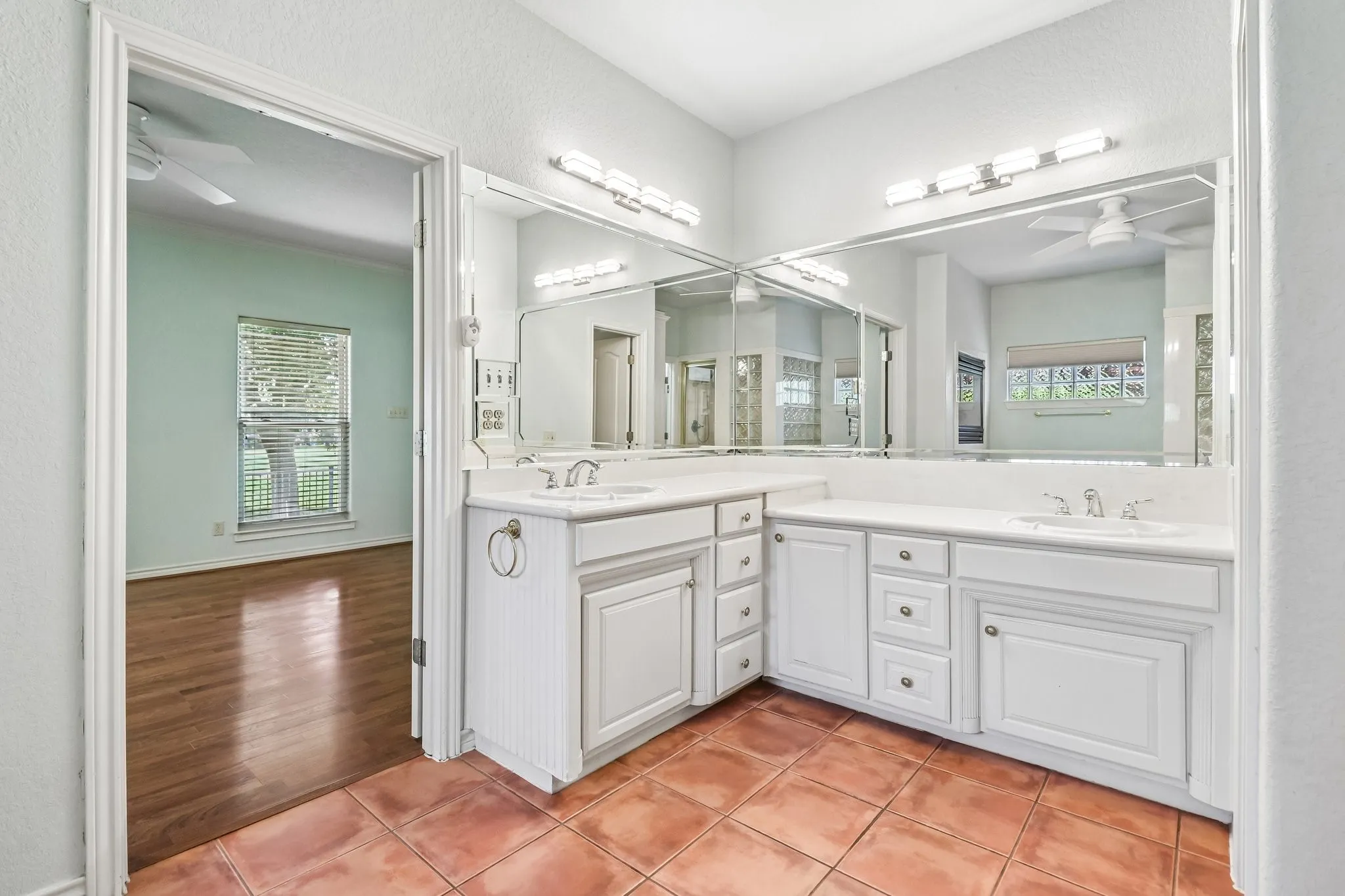 Single Family Residence For Sale in Tarrant County , 824 Havenwood Lane S, Fort Worth, Texas 76112, 2 Bedroom, 2 Bathroom, 2 Garage spaces, 2,173 Sqft, built in 2000, mls#21333144, Real Estate Agent in Fort Worth, Homes For Sale in Tarrant county, Homes For Sale in Fort Worth, Realtor in Fort Worth Texas, Real Estate Brokerage Independent Realty Texas, Luminita Cordes Realtor