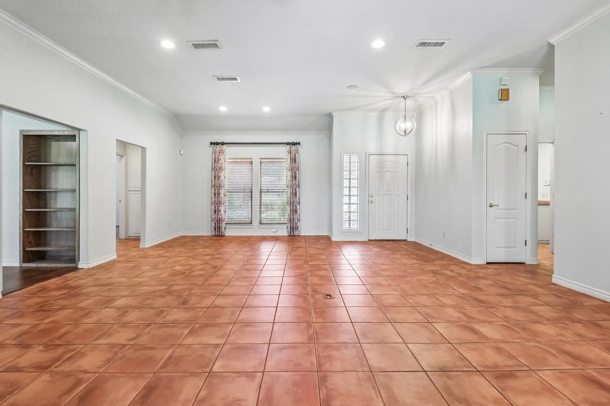 Single Family Residence For Sale in Tarrant County , 824 Havenwood Lane S, Fort Worth, Texas 76112, 2 Bedroom, 2 Bathroom, 2 Garage spaces, 2,173 Sqft, built in 2000, mls#21333144, Real Estate Agent in Fort Worth, Homes For Sale in Tarrant county, Homes For Sale in Fort Worth, Realtor in Fort Worth Texas, Real Estate Brokerage Independent Realty Texas, Luminita Cordes Realtor