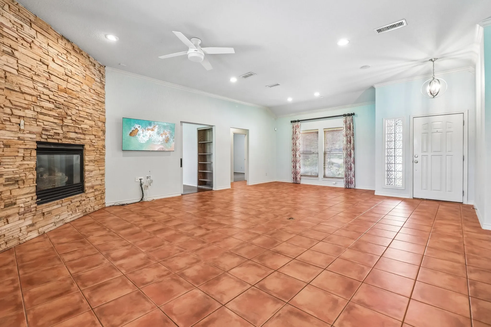 Single Family Residence For Sale in Tarrant County , 824 Havenwood Lane S, Fort Worth, Texas 76112, 2 Bedroom, 2 Bathroom, 2 Garage spaces, 2,173 Sqft, built in 2000, mls#21333144, Real Estate Agent in Fort Worth, Homes For Sale in Tarrant county, Homes For Sale in Fort Worth, Realtor in Fort Worth Texas, Real Estate Brokerage Independent Realty Texas, Luminita Cordes Realtor
