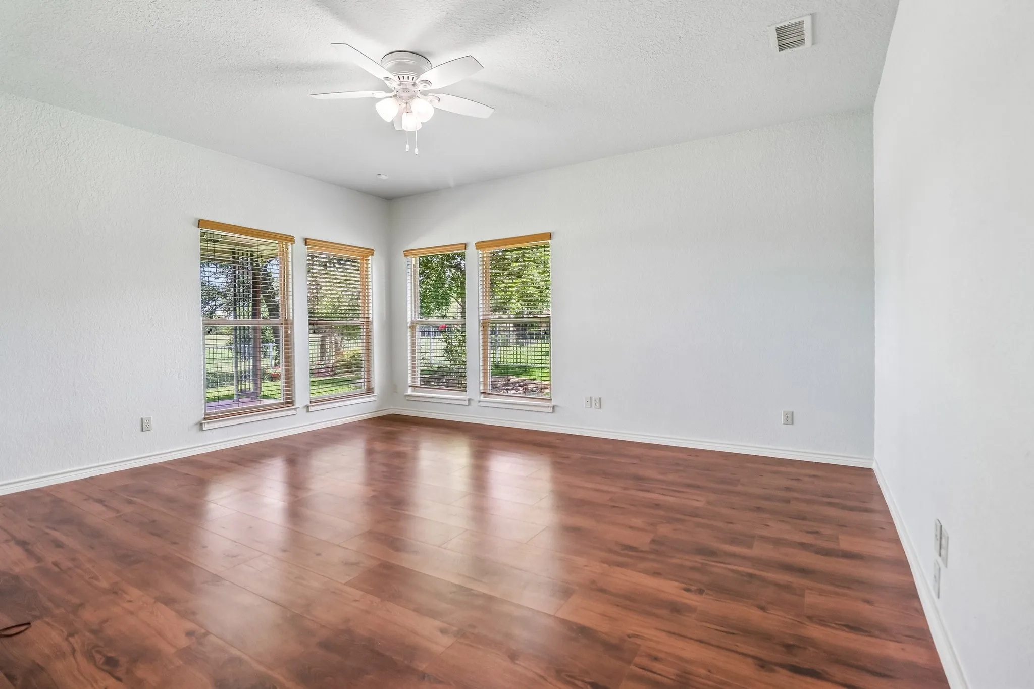 Single Family Residence For Sale in Tarrant County , 824 Havenwood Lane S, Fort Worth, Texas 76112, 2 Bedroom, 2 Bathroom, 2 Garage spaces, 2,173 Sqft, built in 2000, mls#21333144, Real Estate Agent in Fort Worth, Homes For Sale in Tarrant county, Homes For Sale in Fort Worth, Realtor in Fort Worth Texas, Real Estate Brokerage Independent Realty Texas, Luminita Cordes Realtor